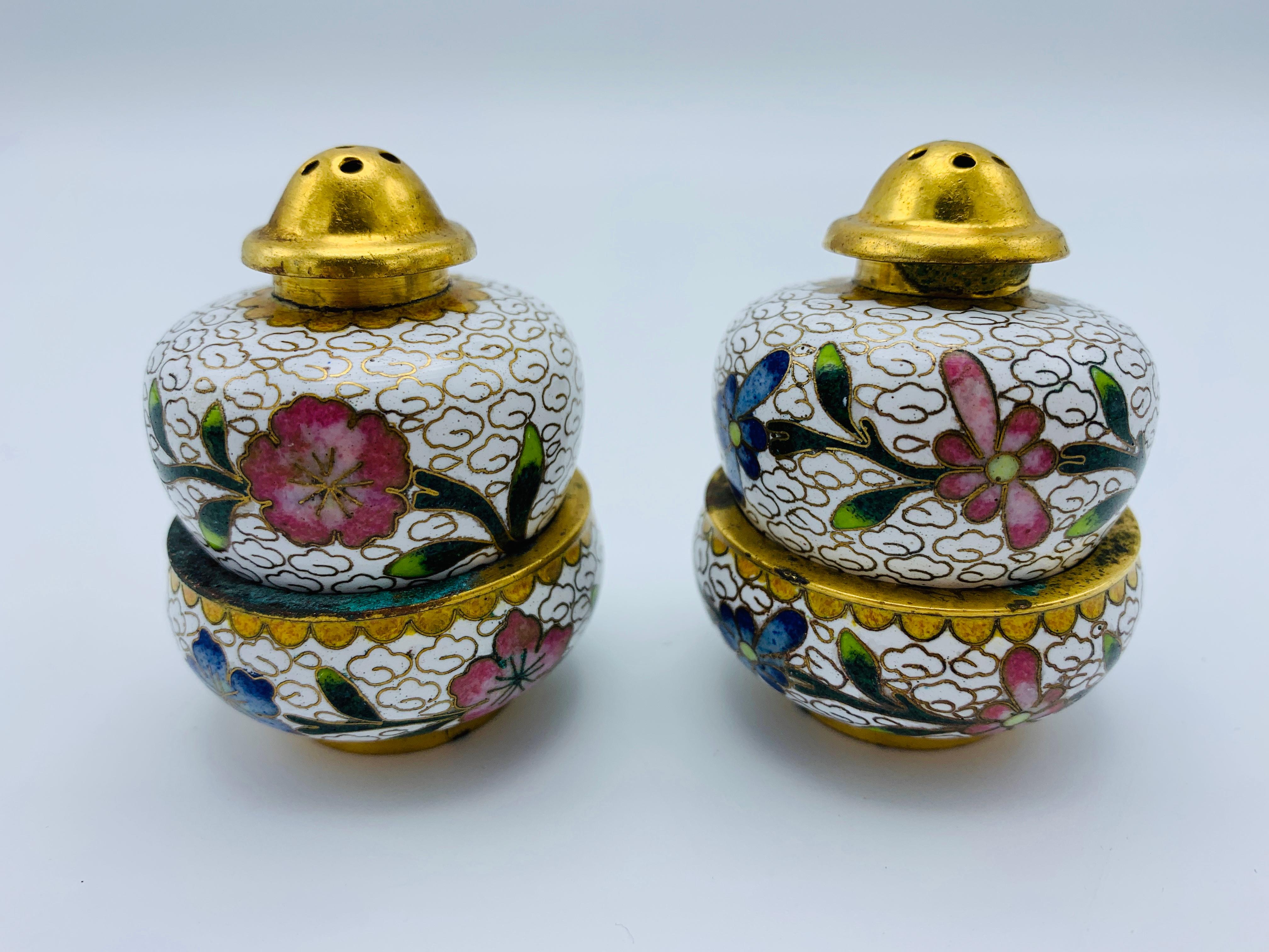 1960s White Cloisonné Salt Cellar and Pepper Shaker, Set of 2 In Good Condition For Sale In Richmond, VA