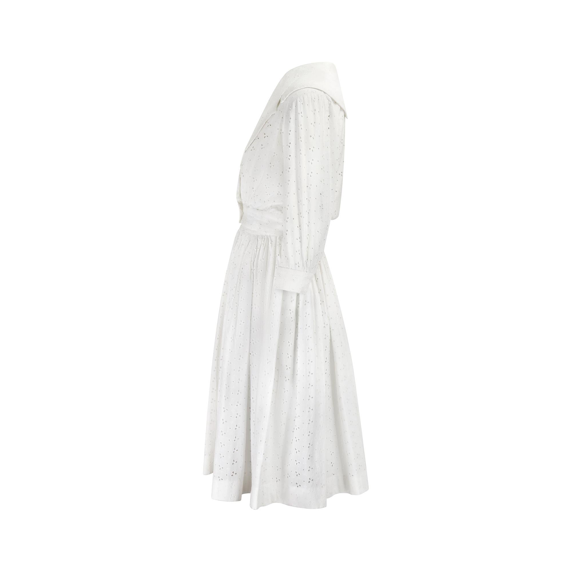 Das Kleid mit Lochstickerei ist seit der viktorianischen Ära ein Klassiker der britischen Sommermode. Es zeichnet sich durch gestickte Details und Guckloch-Ösen auf knackigem Baumwollstoff aus und zeigt bei genauem Hinsehen oft verschlungene