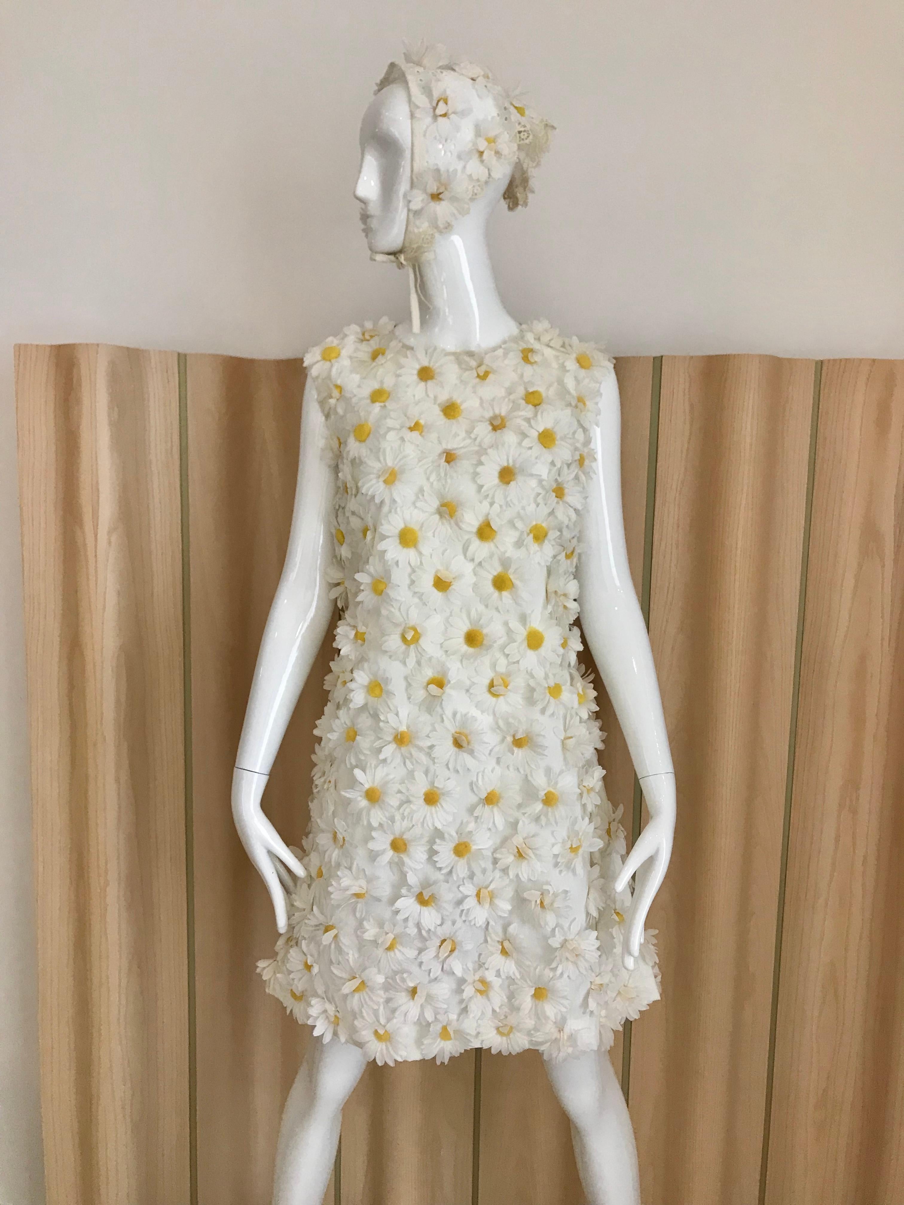 1960 White Sleeveless Cotton Shift dress with daisy appliqué. Dress comes with head scarf.
Size: Medium
Bust: 38 inches/ Waist: 34 inches/ Hip: 40 inches/Length: 34 inches
**see stains ( image attached#7 and #8)