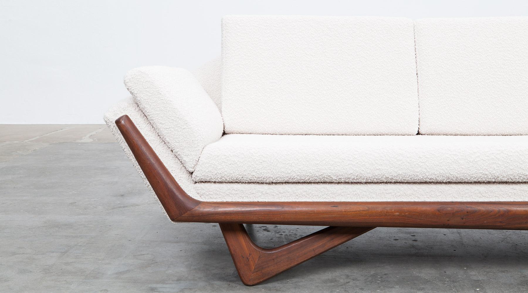 1960s White Fabric on Walnut Legs Sofa by Adrian Pearsall In Excellent Condition In Frankfurt, Hessen, DE