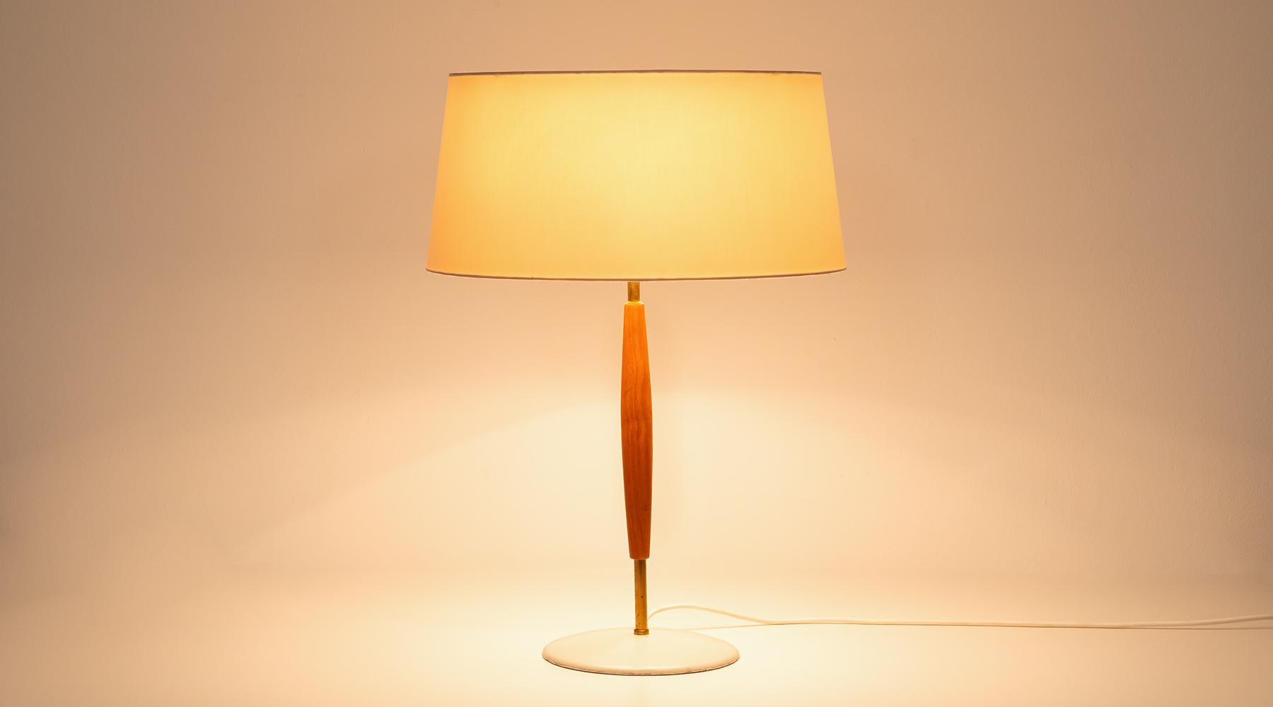 Table lamp, white shade, wood and brass stem, Gerald Thurston, USA, 1960.

A beautiful table lamp in perfect size by the cult lighting designer Gerald Thurston. The lampshade newly covered with high quality linen-cotton and end at the upper