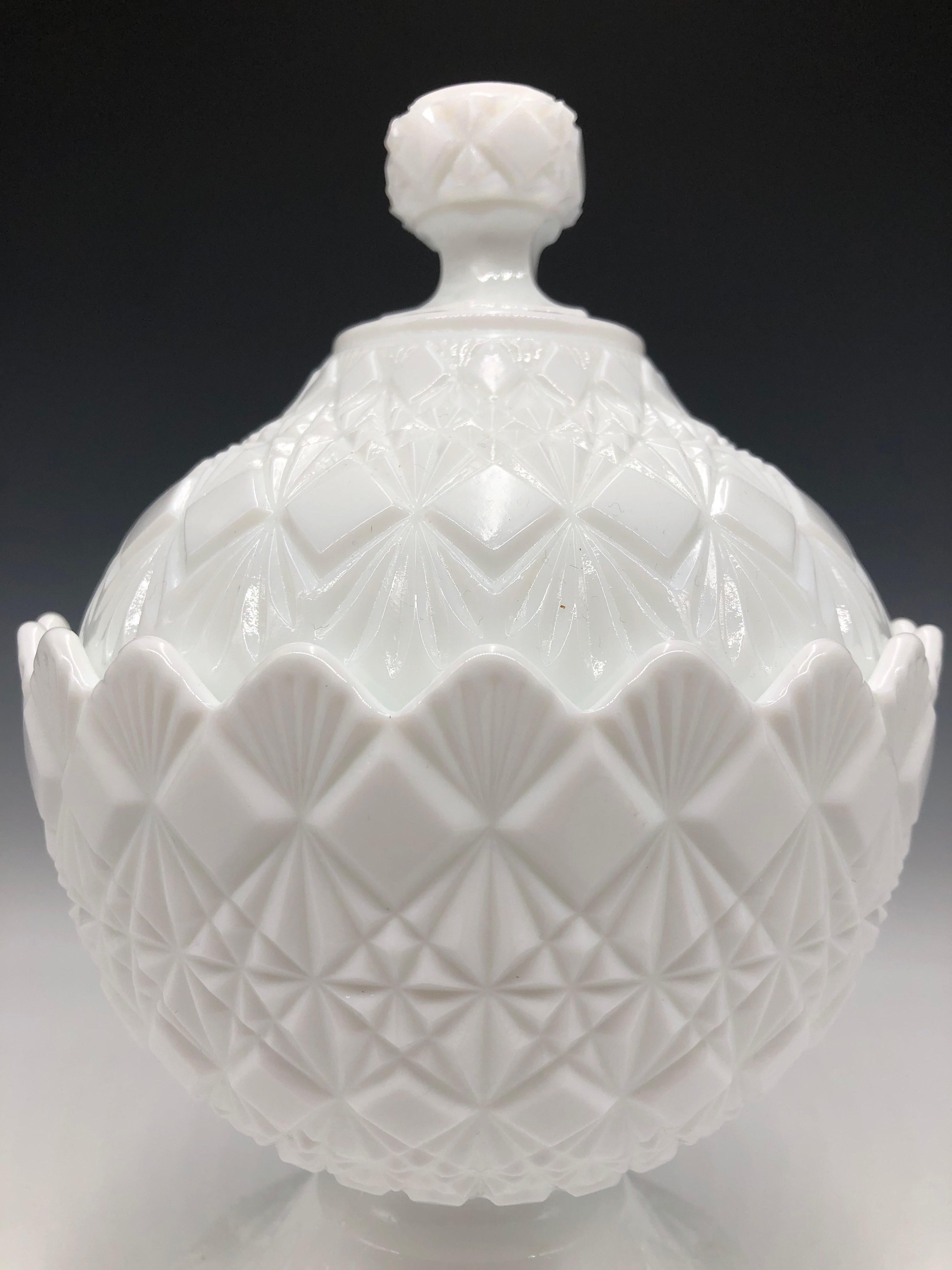 1960s White Fenton Olde Virginia Glass Pedestal Candy Dish with Lid In Excellent Condition For Sale In East Quogue, NY