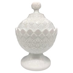 Bombonera de pedestal de cristal blanco Fenton Olde Virginia de los años 60 con tapa