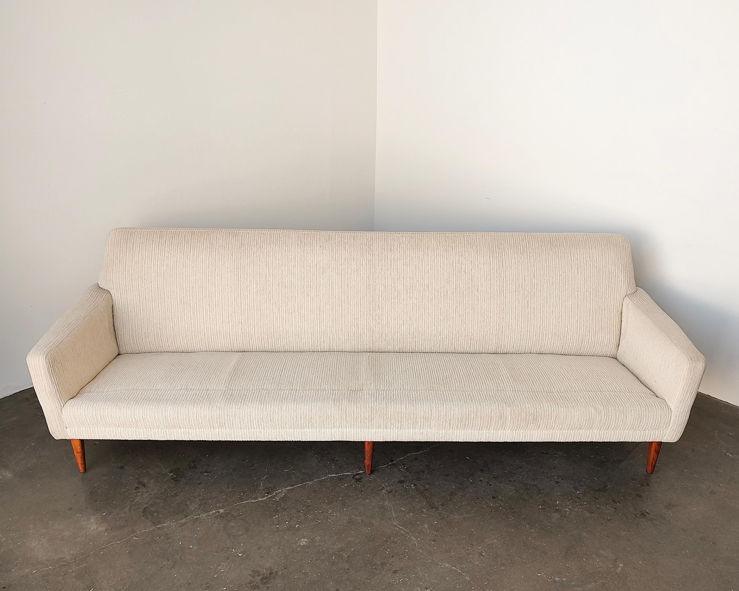 1960s White Four-Seater Sofa by Dux For Sale 3