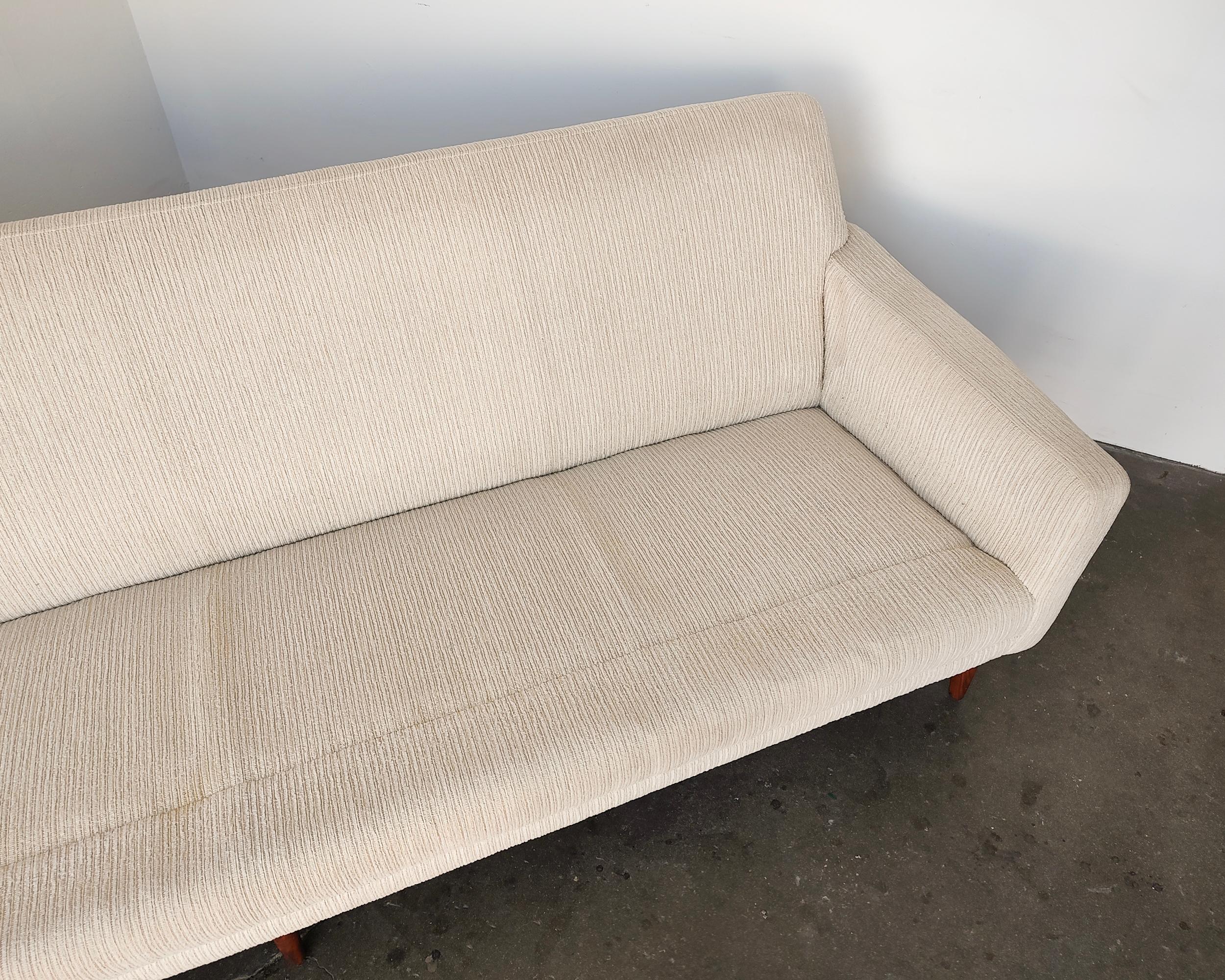 1960s White Four-Seater Sofa by Dux For Sale 4