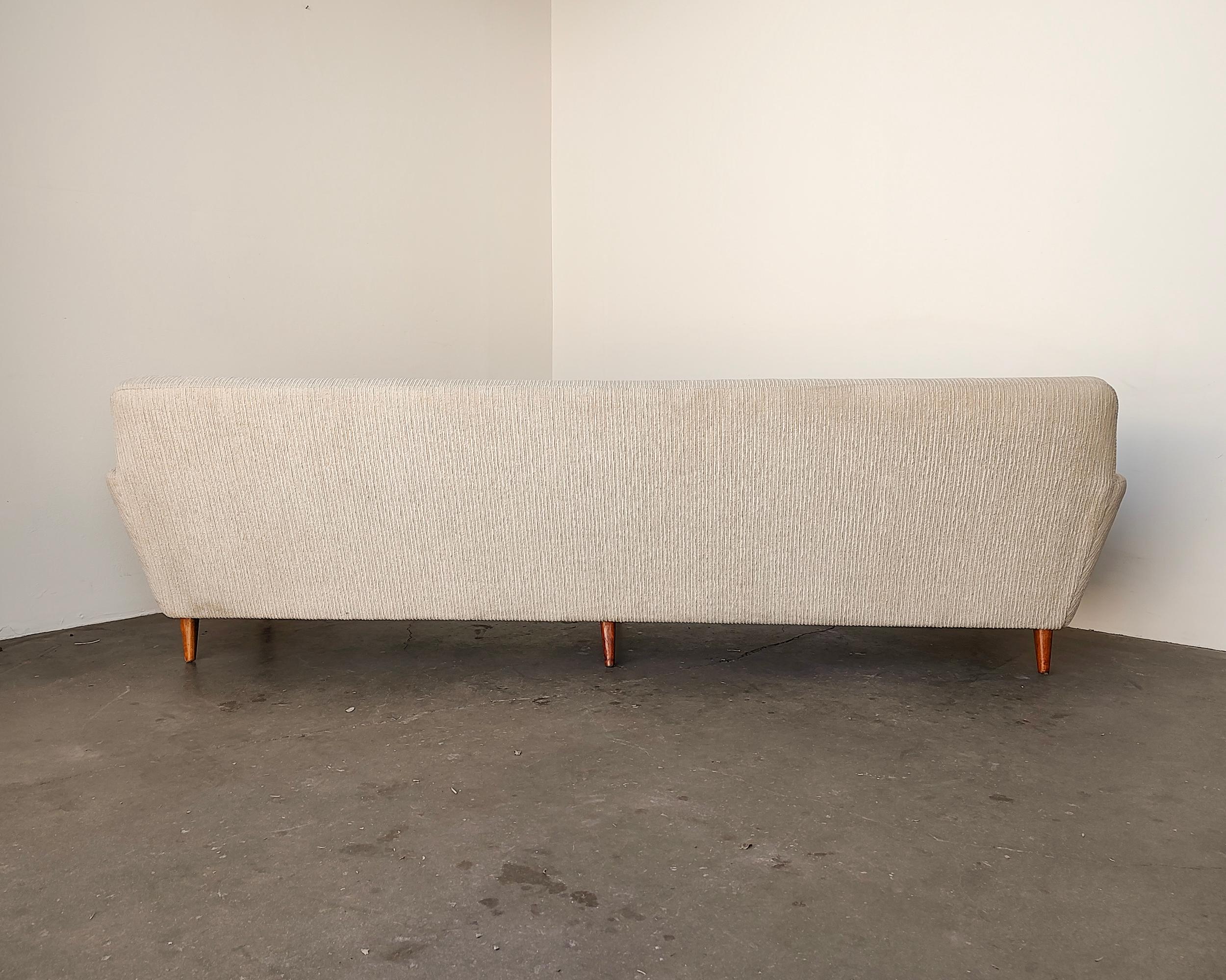 1960s White Four-Seater Sofa by Dux For Sale 10