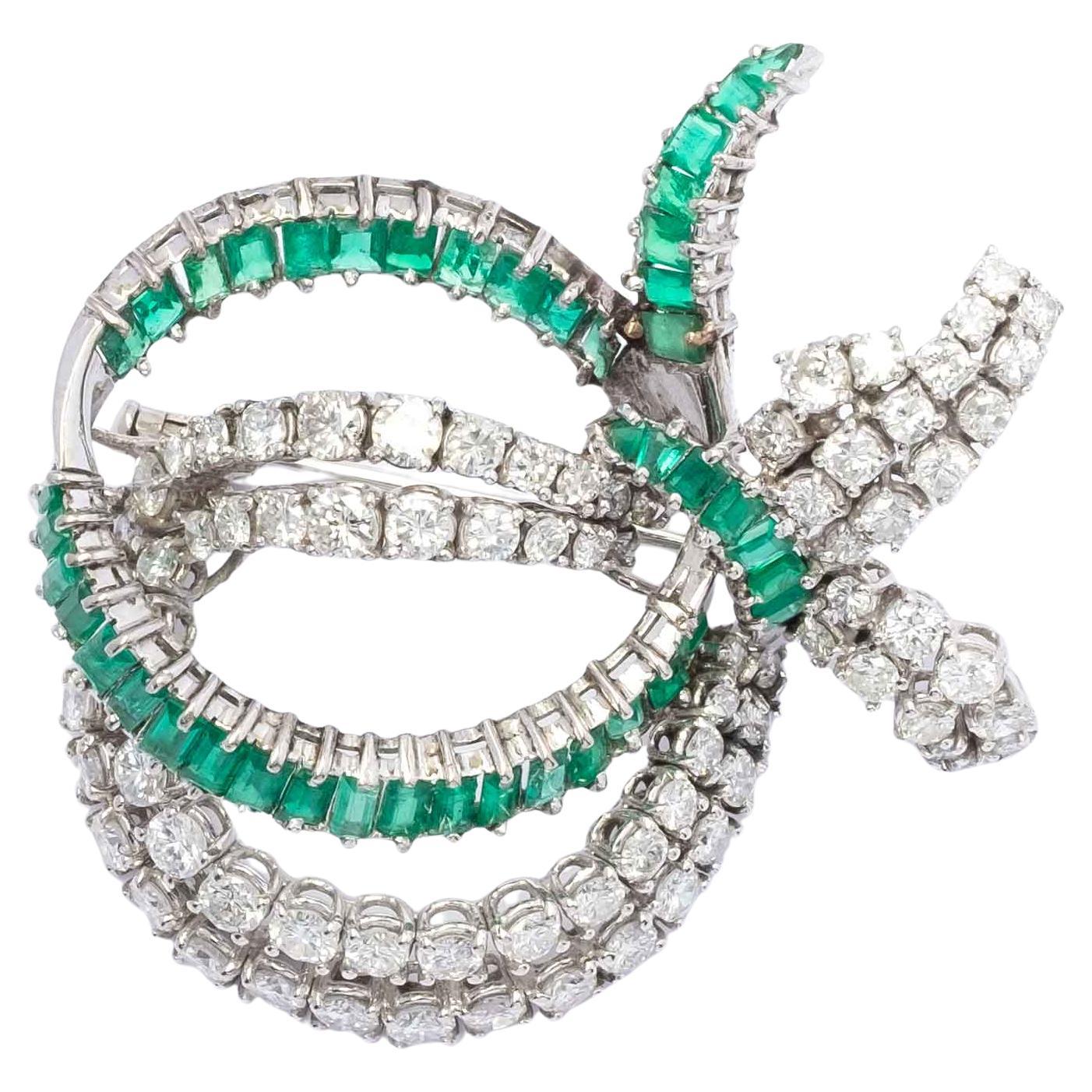 1960er Weißgoldbrosche mit Diamanten und Smaragden