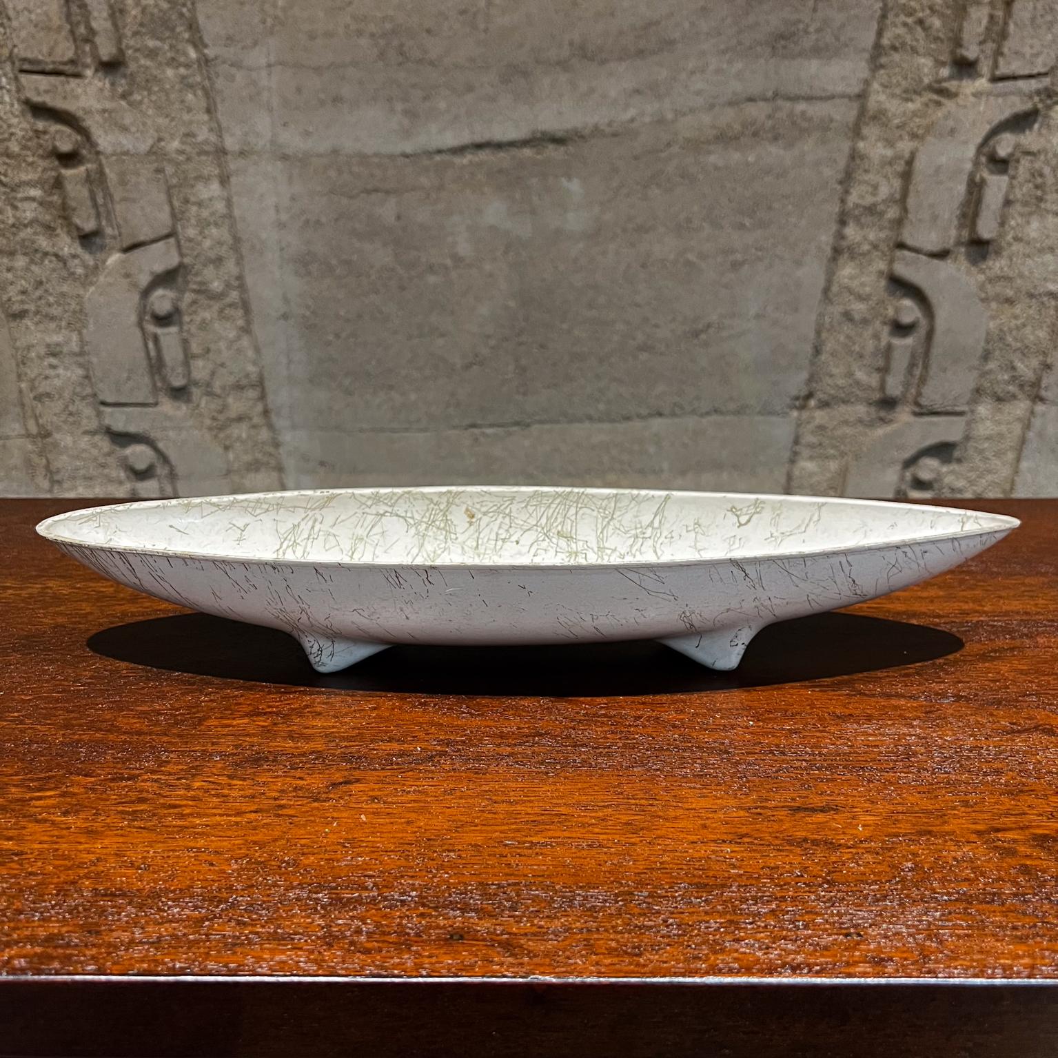 Mid-Century moderno Vaso da barca con piede Ikebana bianco del 1960, giapponese in vendita