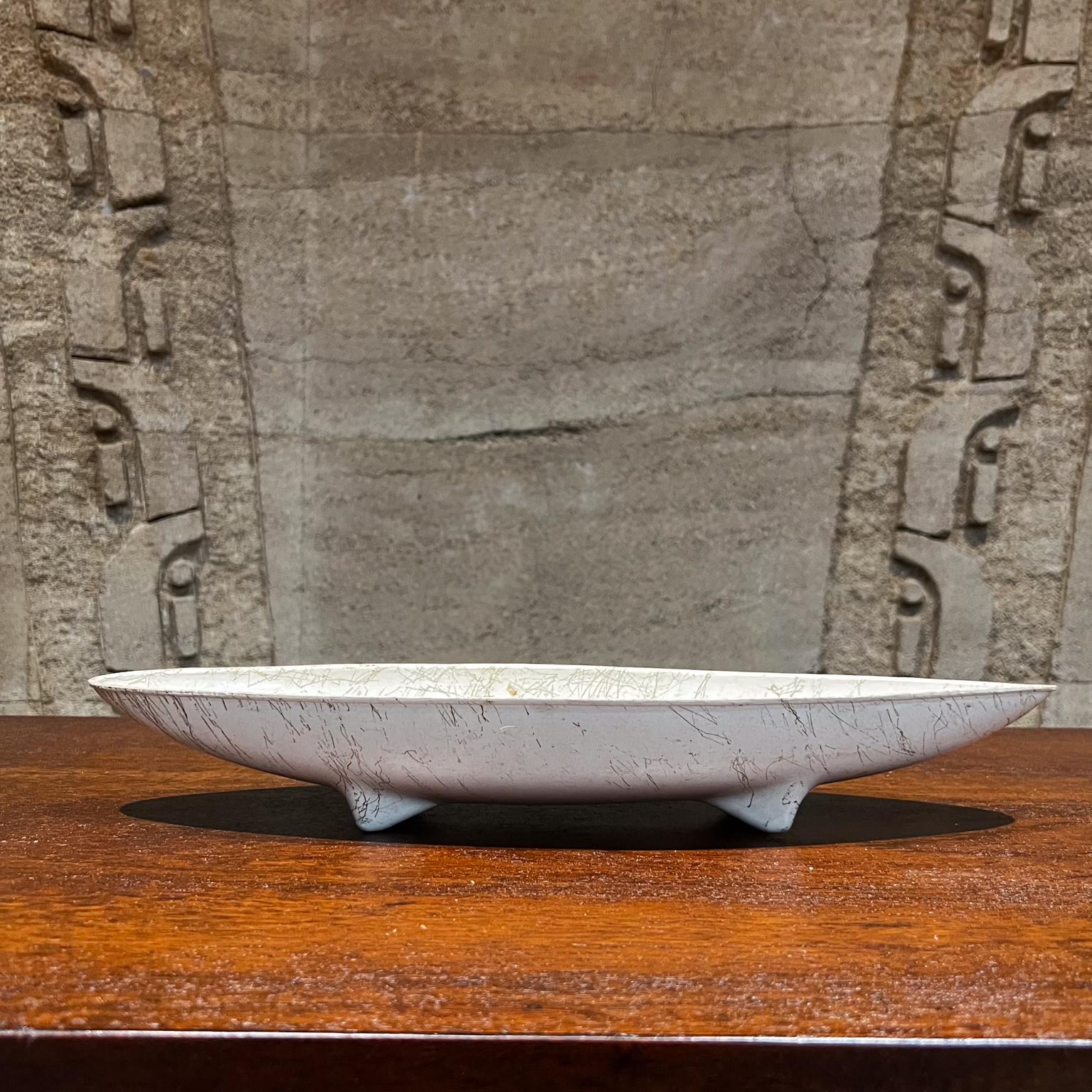 1960s White Ikebana Footed Boat Vase Japanese In Good Condition For Sale In Chula Vista, CA