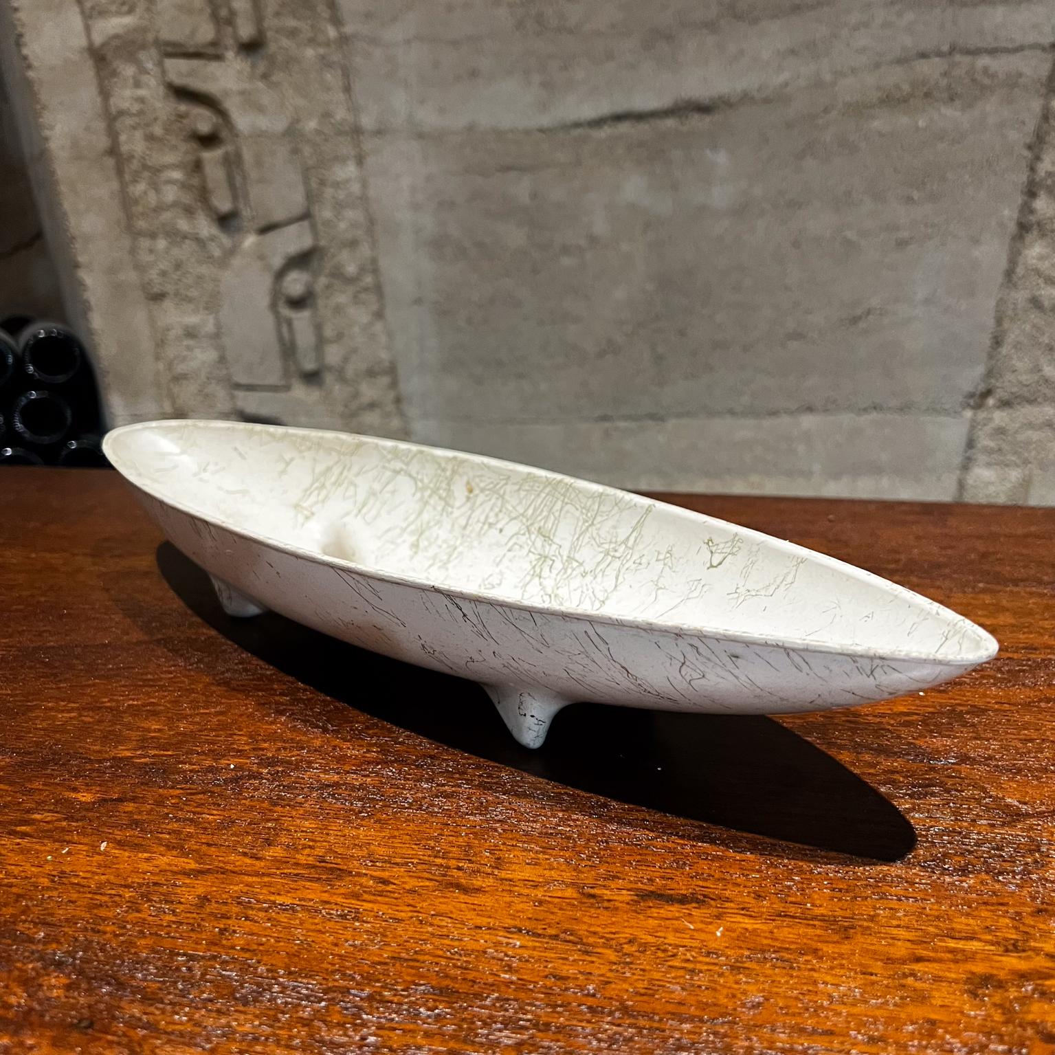 Ceramica Vaso da barca con piede Ikebana bianco del 1960, giapponese in vendita