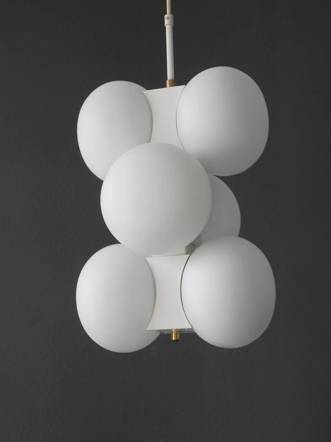 Beautiful original 1960s white Kaiser metal ceiling lamp with six white opal glass balls.
Beautiful sixties Space Age atomic design.
100% original condition with fantastic condition, hardly any usage traces to see.
Fully functional with six E14