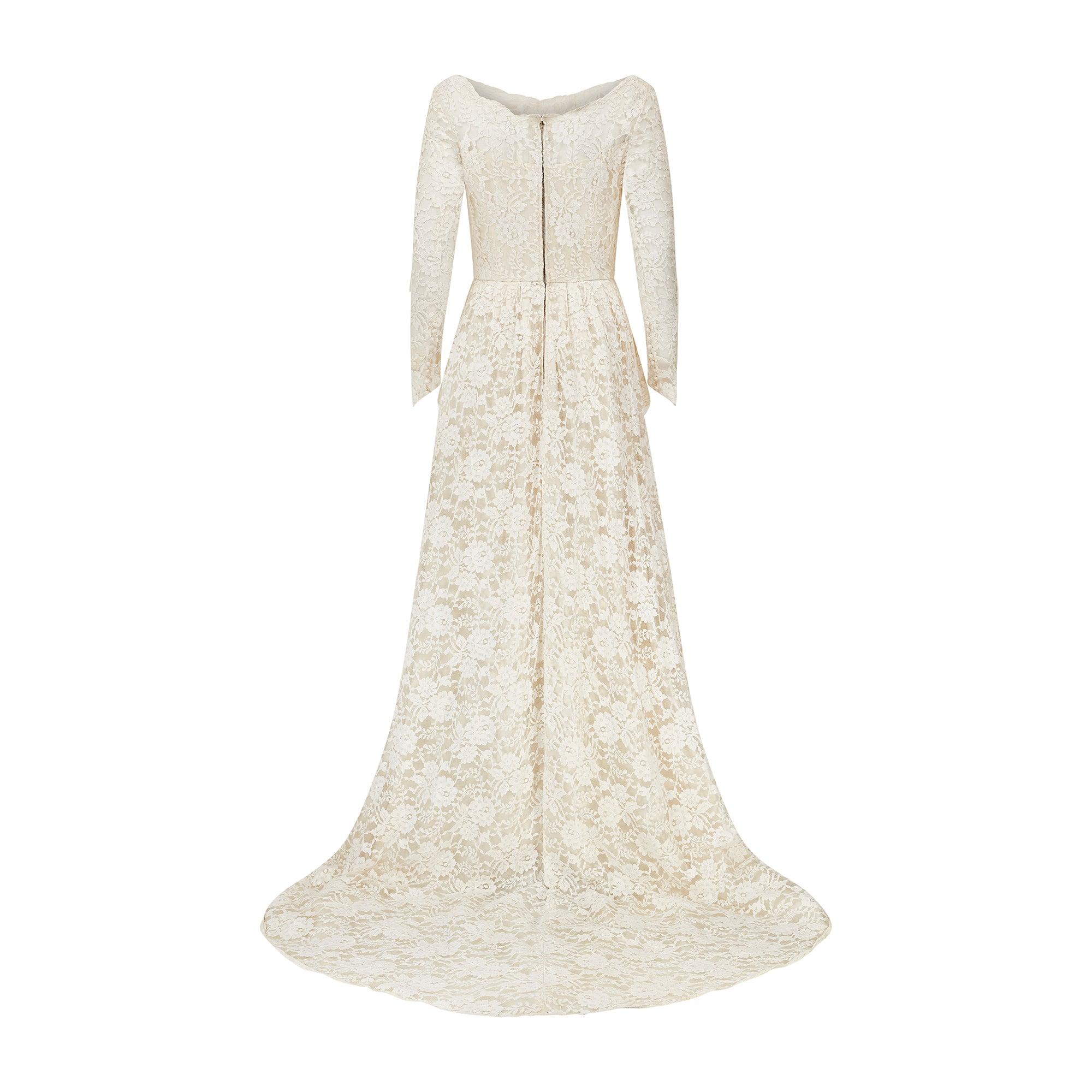 Blanc Robe de mariée à traîne en dentelle blanche des années 1960 en vente