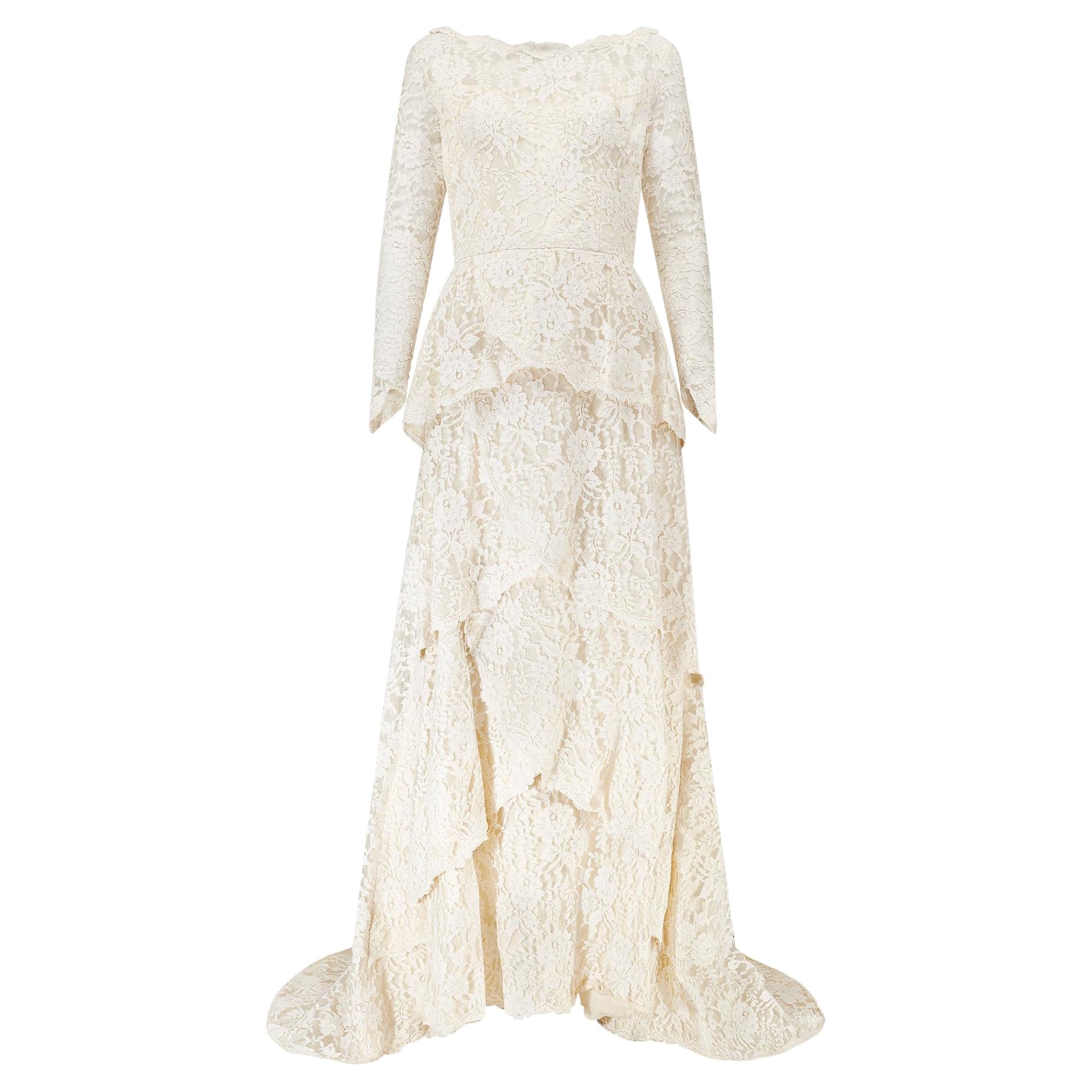 Robe de mariée à traîne en dentelle blanche des années 1960