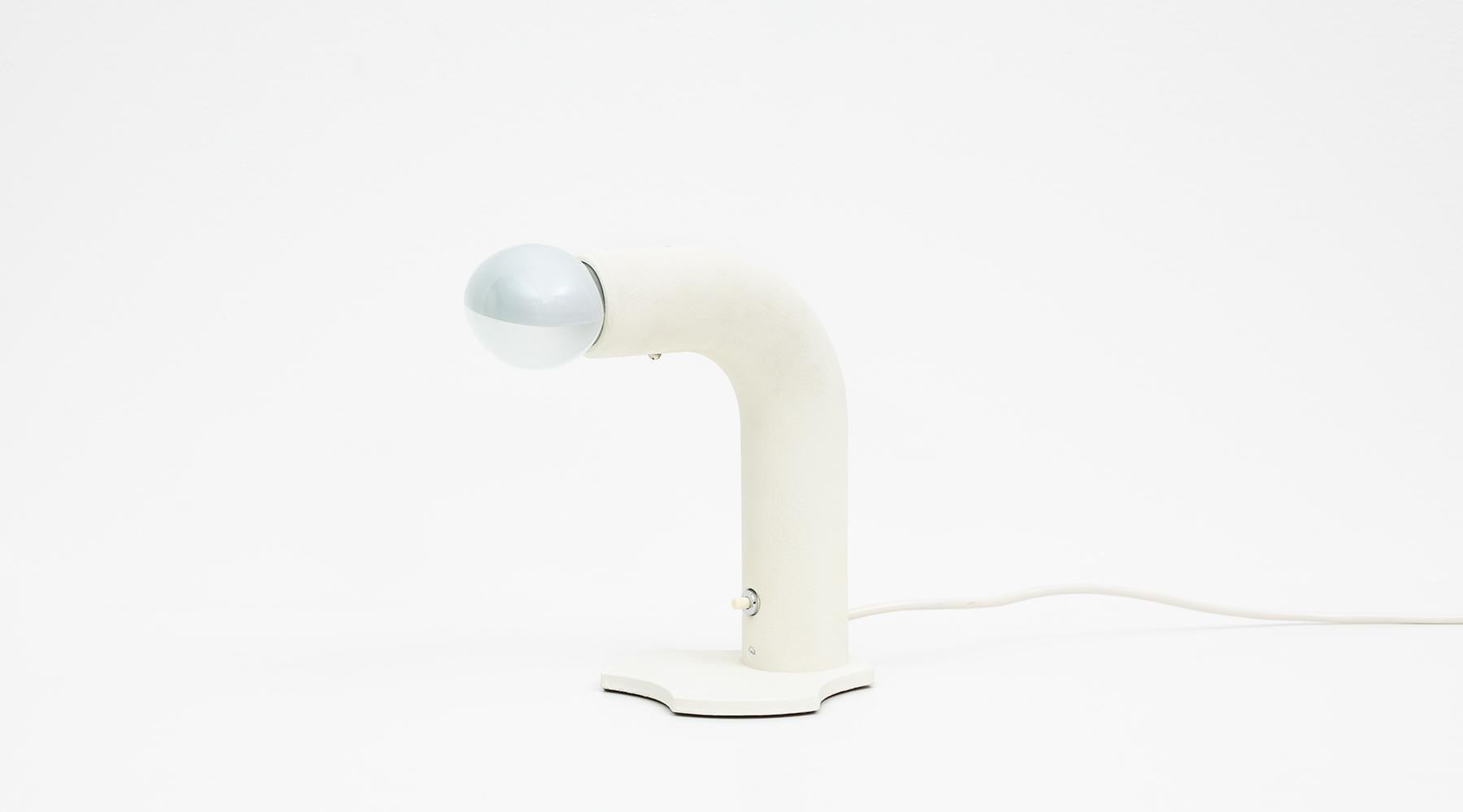 Mid-Century Modern 1960s White Lacquered Metal Table Lamp N°523 by Gino Sarfatti 'B' For Sale