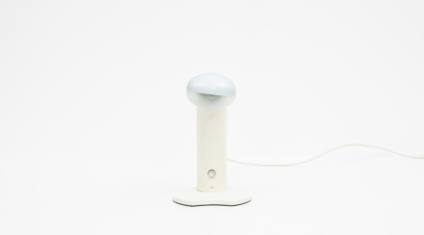 Italian 1960s White Lacquered Metal Table Lamp N°523 by Gino Sarfatti 'B' For Sale
