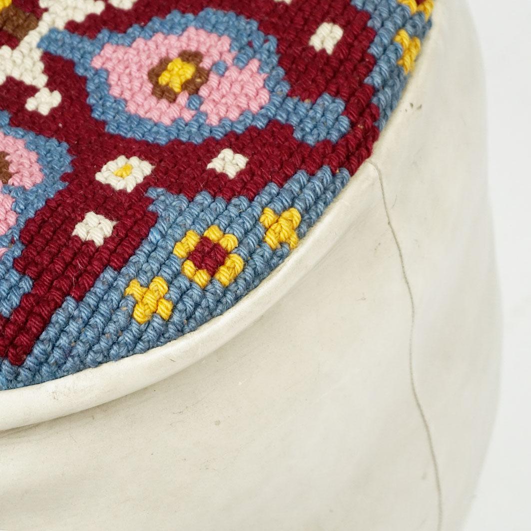 1960s white Leather and embroidered seat Pouf In Good Condition For Sale In Vienna, AT