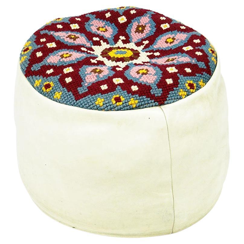 Pouf en cuir blanc et siège brodé des années 1960