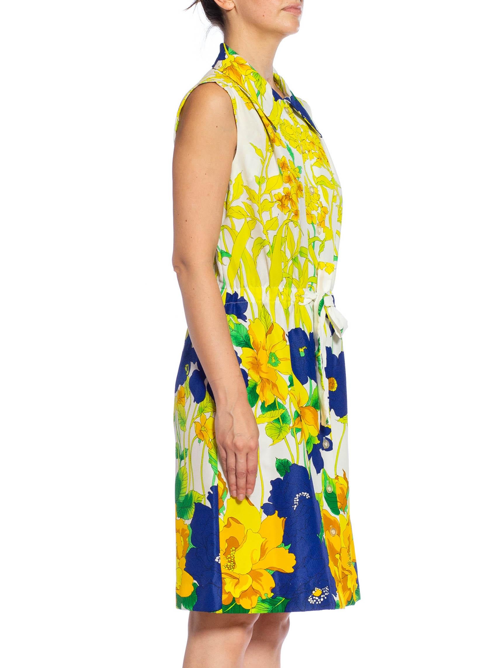 1960S Robe sans manches en crêpe de polyester blanc, vert citron et bleu marine à motifs floraux Excellent état - En vente à New York, NY