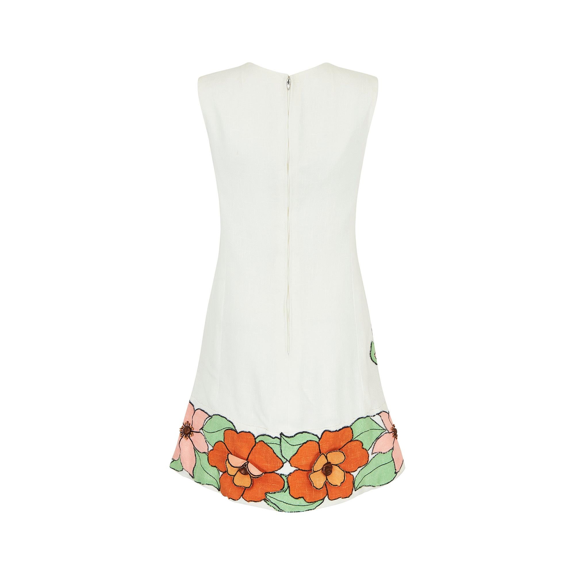 1960s White Linen Mod Dress with Large Floral Appliques In Excellent Condition For Sale In London, GB
