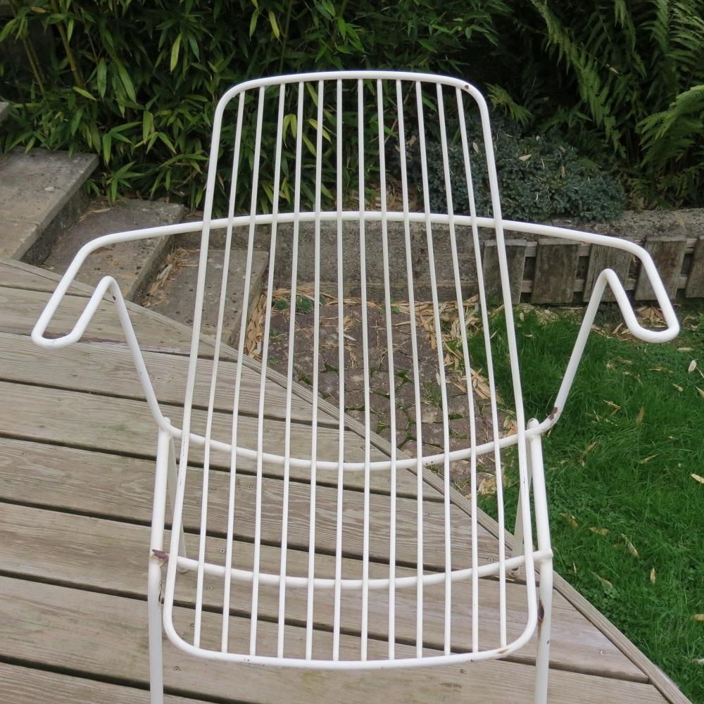 Chaise de jardin midcentury de bonne qualité et très élégante. Merveilleuse chaise de jardin, datant des années 1960, fabriquée à partir d'une tige d'acier plastifiée. En bon état vintage, conserve le revêtement en plastique blanc d'origine,