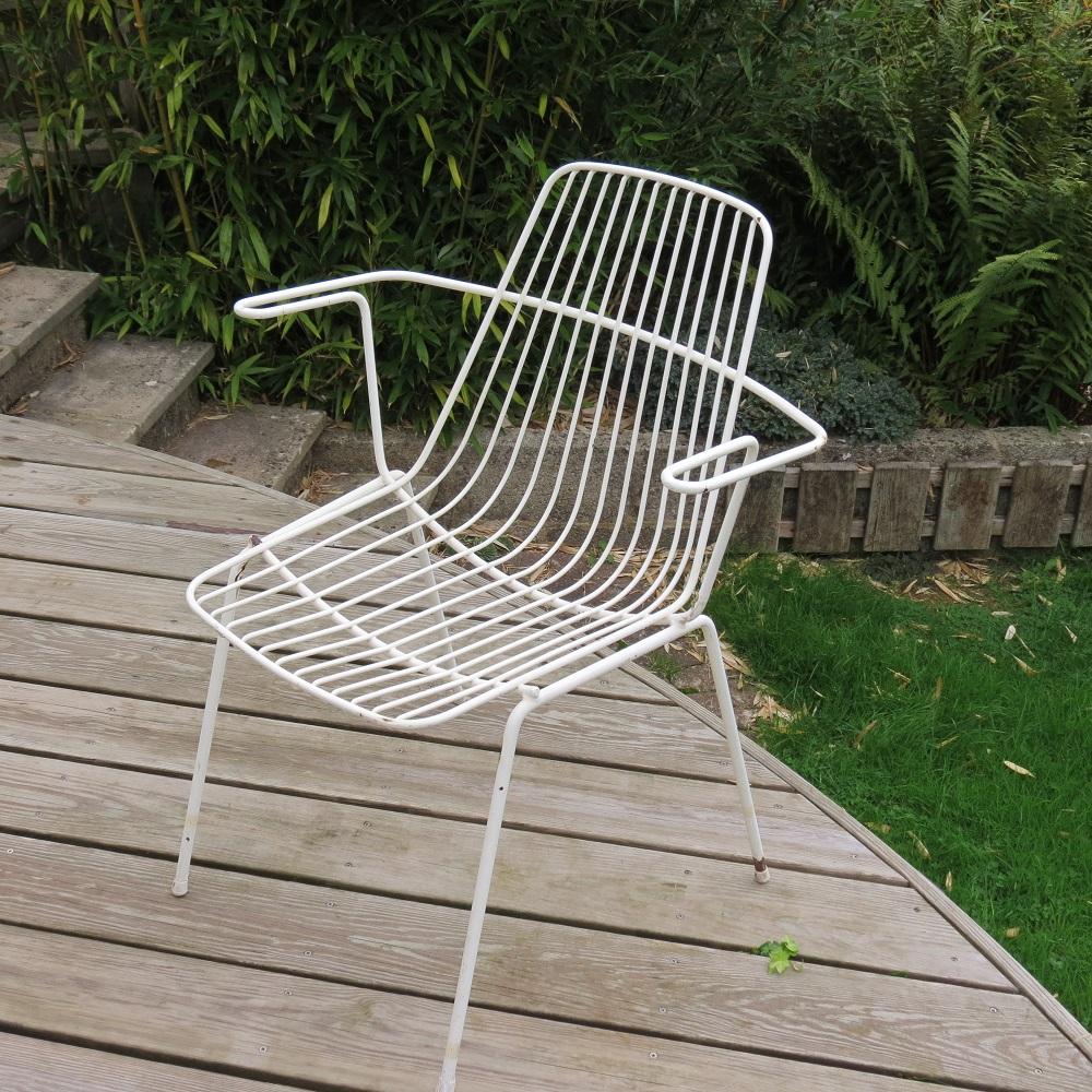 1960er Jahre Weiß Metall Midcentury Gartenstuhl (Moderne der Mitte des Jahrhunderts) im Angebot