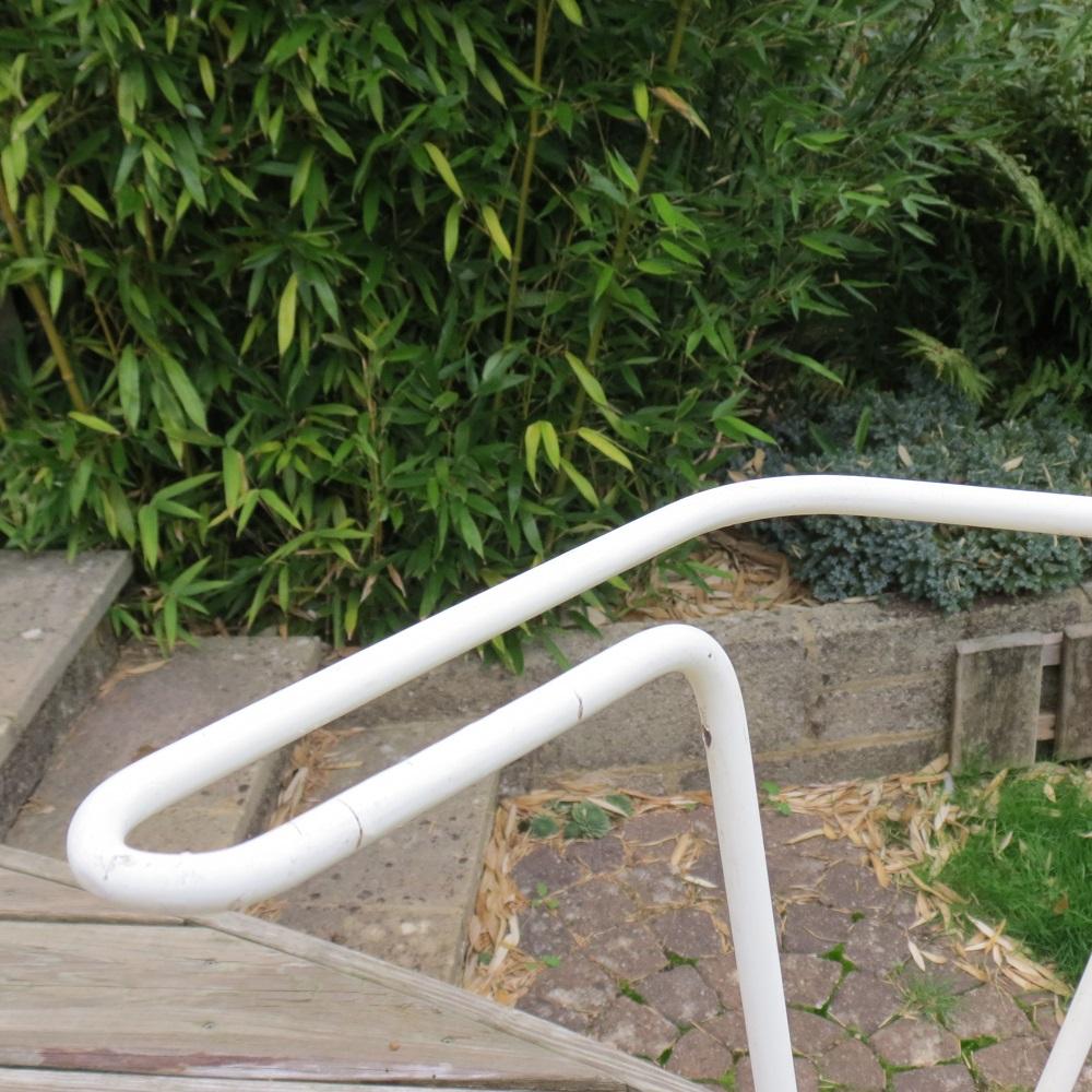 1960er Jahre Weiß Metall Midcentury Gartenstuhl (Englisch) im Angebot