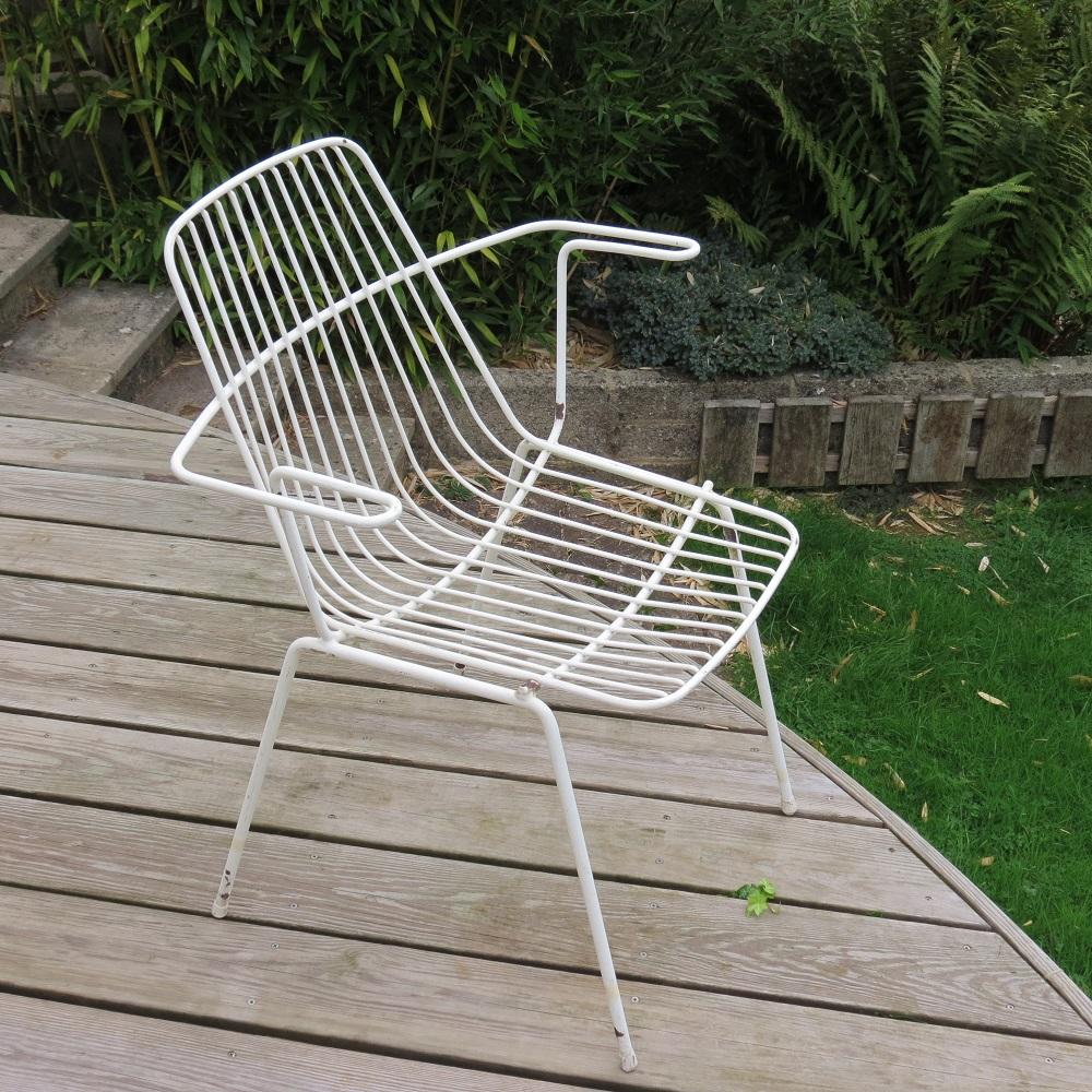 1960er Jahre Weiß Metall Midcentury Gartenstuhl (Maschinell gefertigt) im Angebot