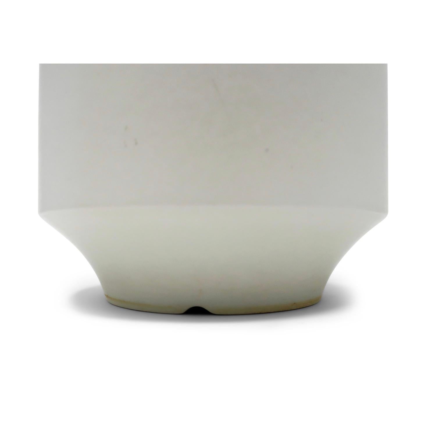 1960s White Modernist Planter by Richard Lindh for Arabia Finland In Good Condition For Sale In Brooklyn, NY