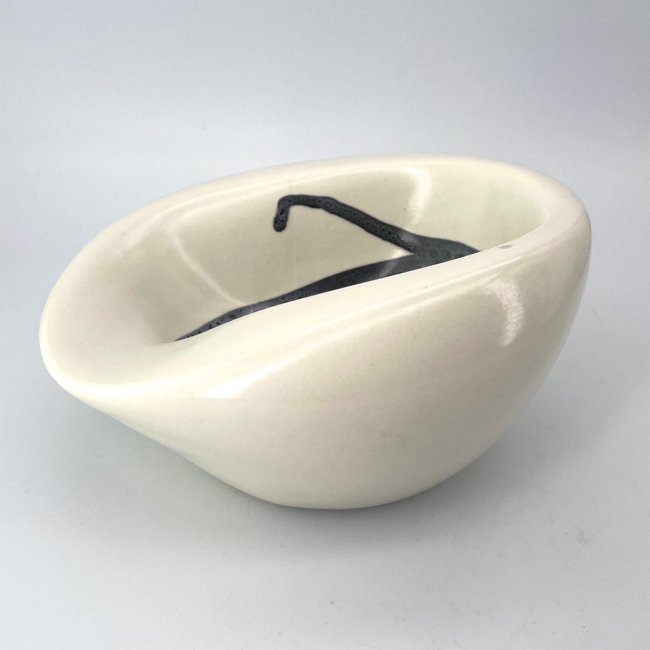 Mid-Century Modern 1960s White Organic Modern Abstract Centerpiece Bowl Cigar Ashtray Jouve Dish For Sale