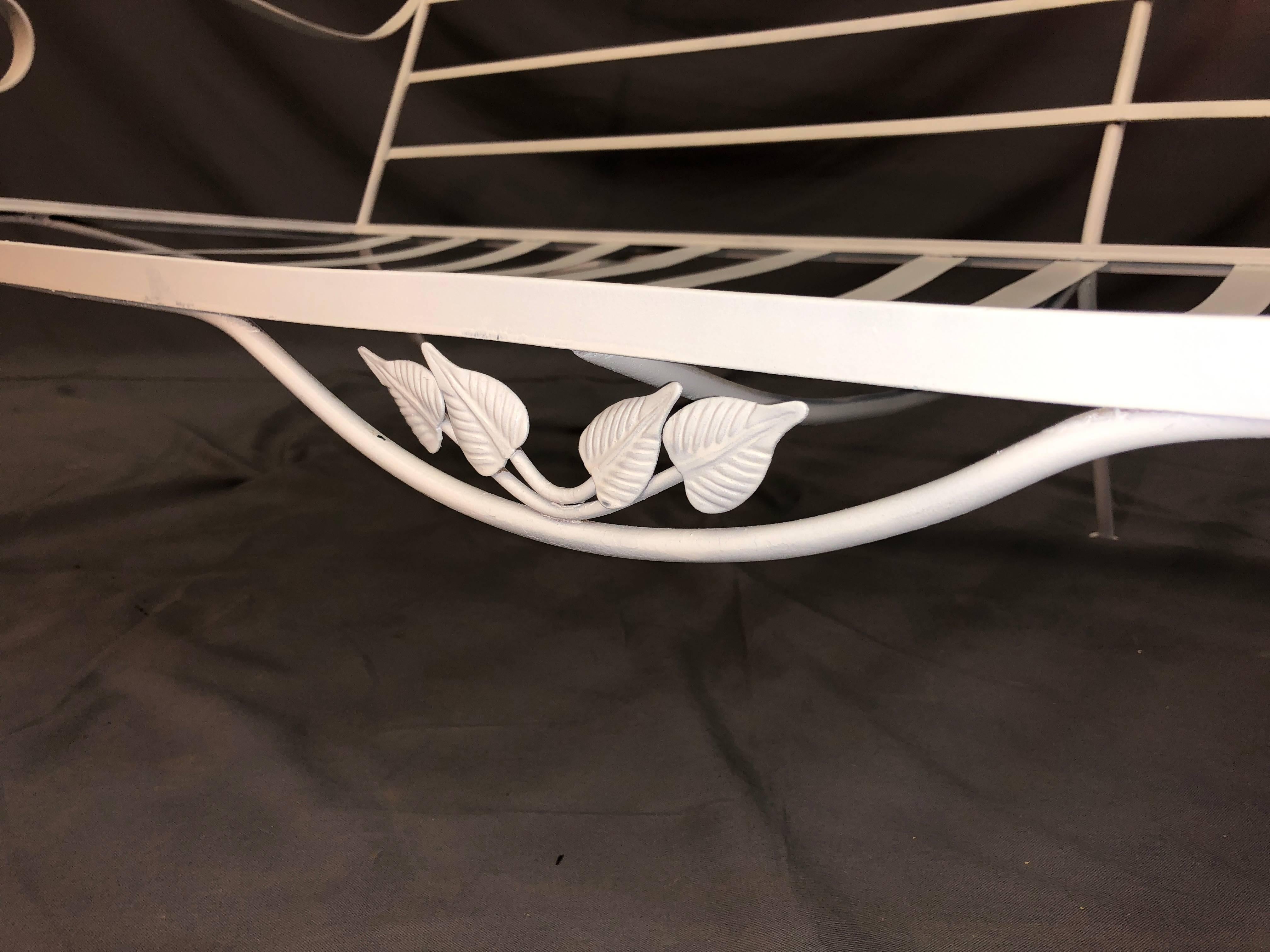 1960s White Outdoor Metal Love Seat In Excellent Condition In Amherst, NH