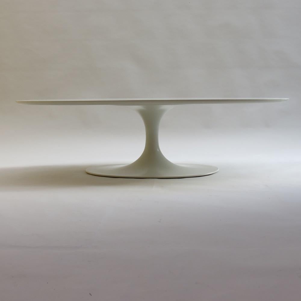 1960s White Oval Tulip Coffee Table By Maurice Burke For Arkana Uk In Good Condition In Stow on the Wold, GB
