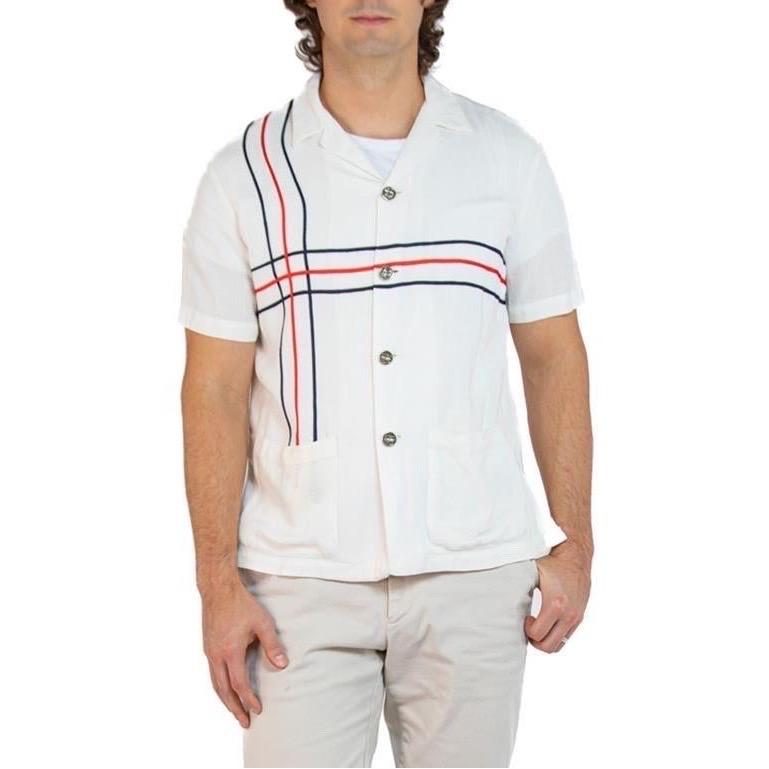 Chemise pour hommes des années 1960 avec boutons dramatiques et bordure tressée en vente 2