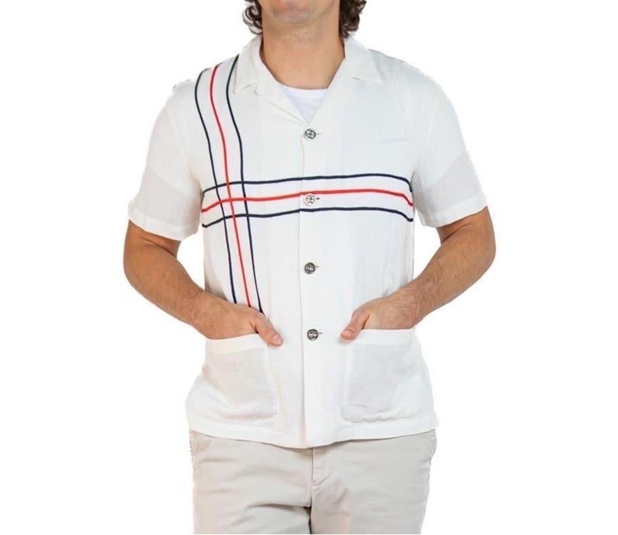 Chemise pour hommes des années 1960 avec boutons dramatiques et bordure tressée en vente 3