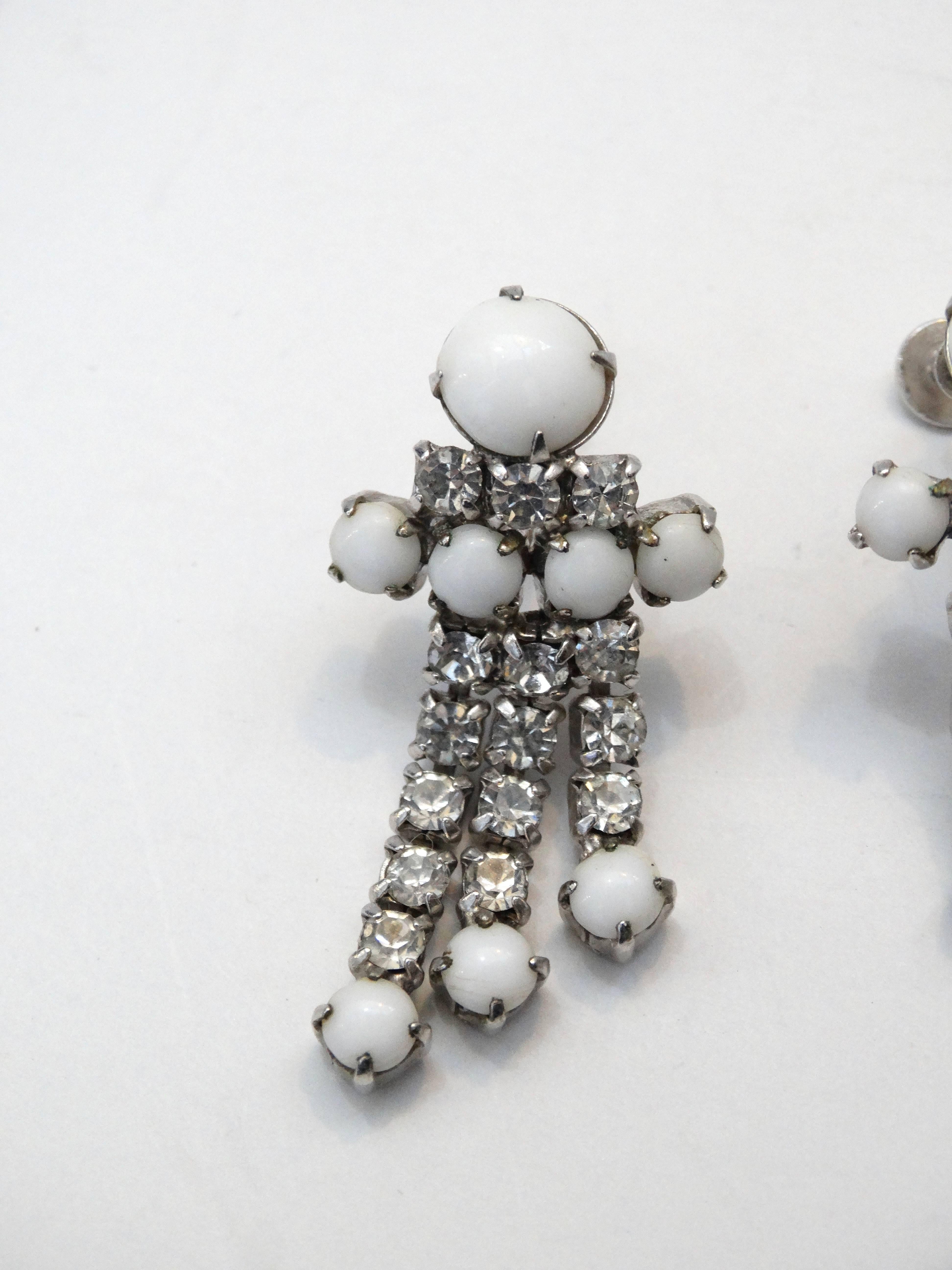 1960s White Rhinestone Dangle Screw Back Earrings  In Excellent Condition For Sale In Scottsdale, AZ