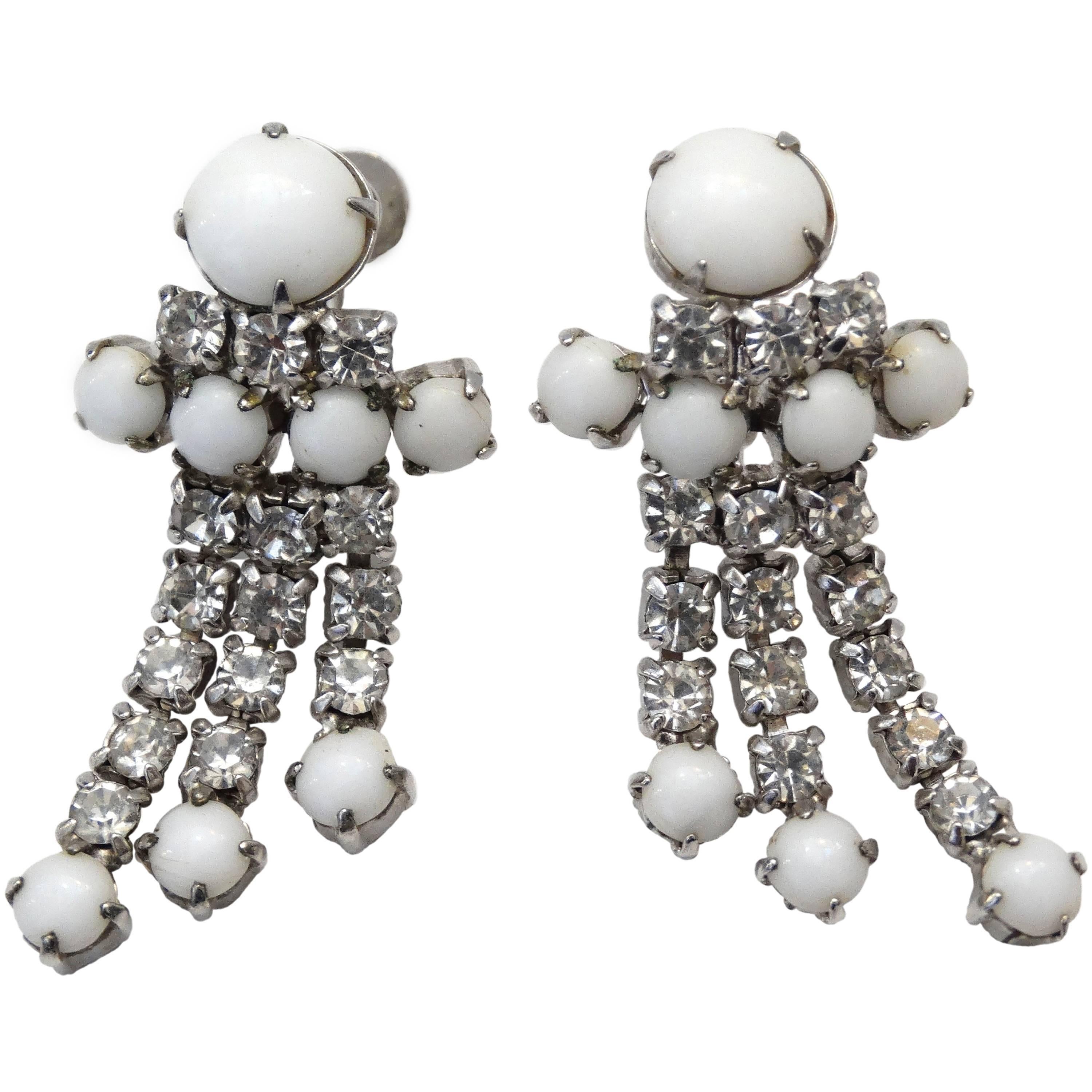 Boucles d'oreilles pendantes à vis en strass blanc des années 1960 en vente