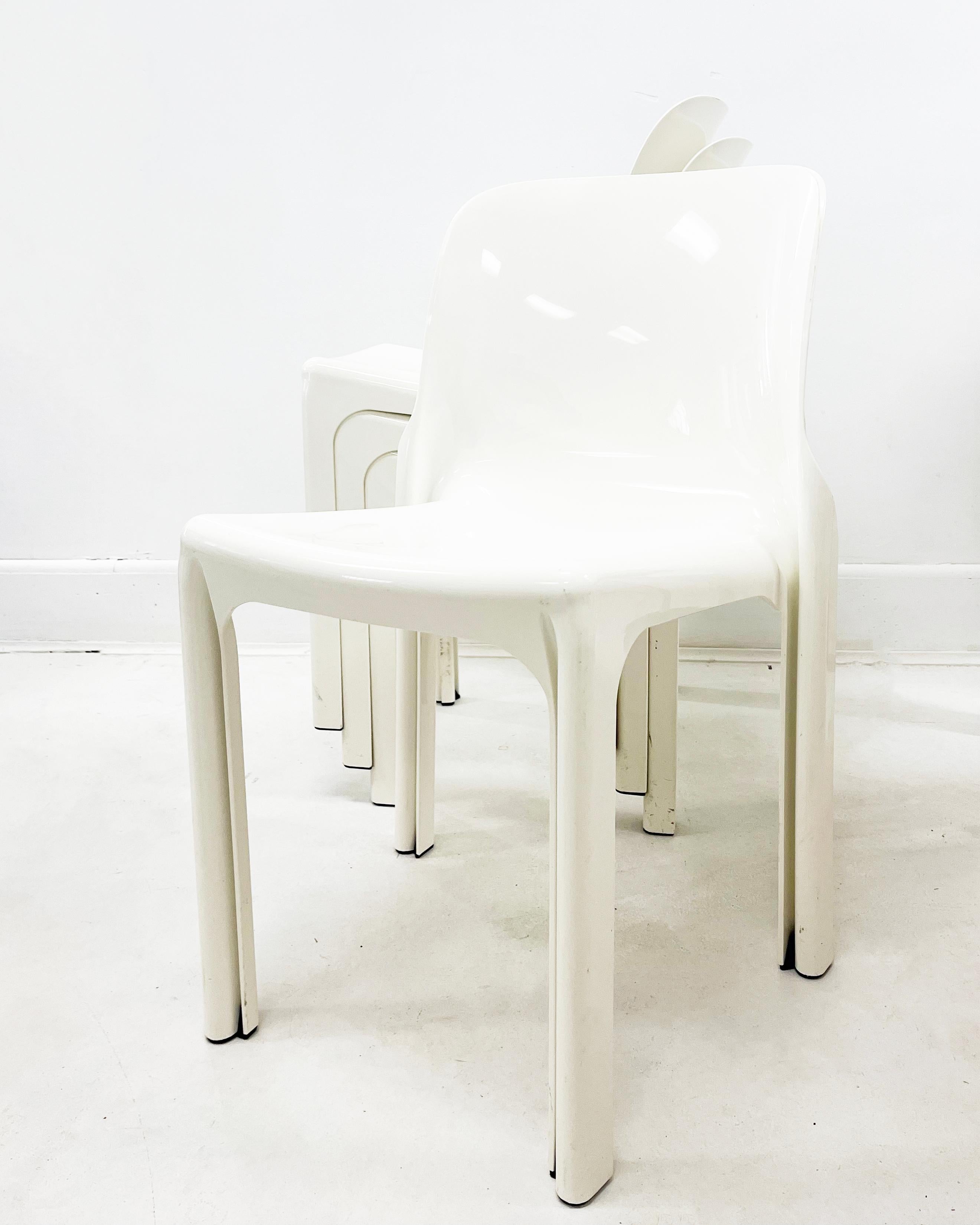 Sedia Selene bianca degli anni '60 di Vico Magistretti per Heller. Queste sedie sono state stampate in plastica bianca rinforzata con fibra di vetro come pezzi singoli. Impilabile e adatto sia all'interno che all'esterno. Condizioni molto buone con