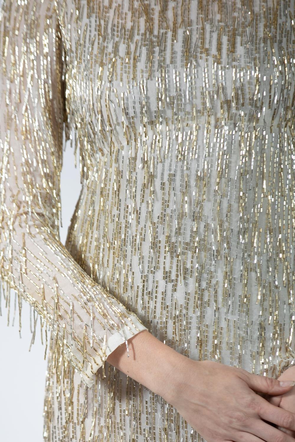 1960S Weiß Seide Chiffon Reich Taille Kleid In Gold & Silber Perlen Frin bedeckt im Angebot 6
