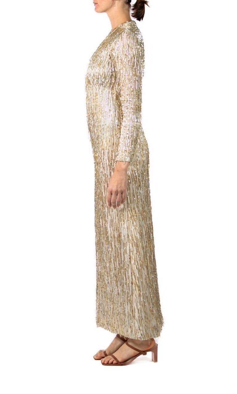 1960S Weiß Seide Chiffon Reich Taille Kleid In Gold & Silber Perlen Frin bedeckt im Zustand „Hervorragend“ im Angebot in New York, NY