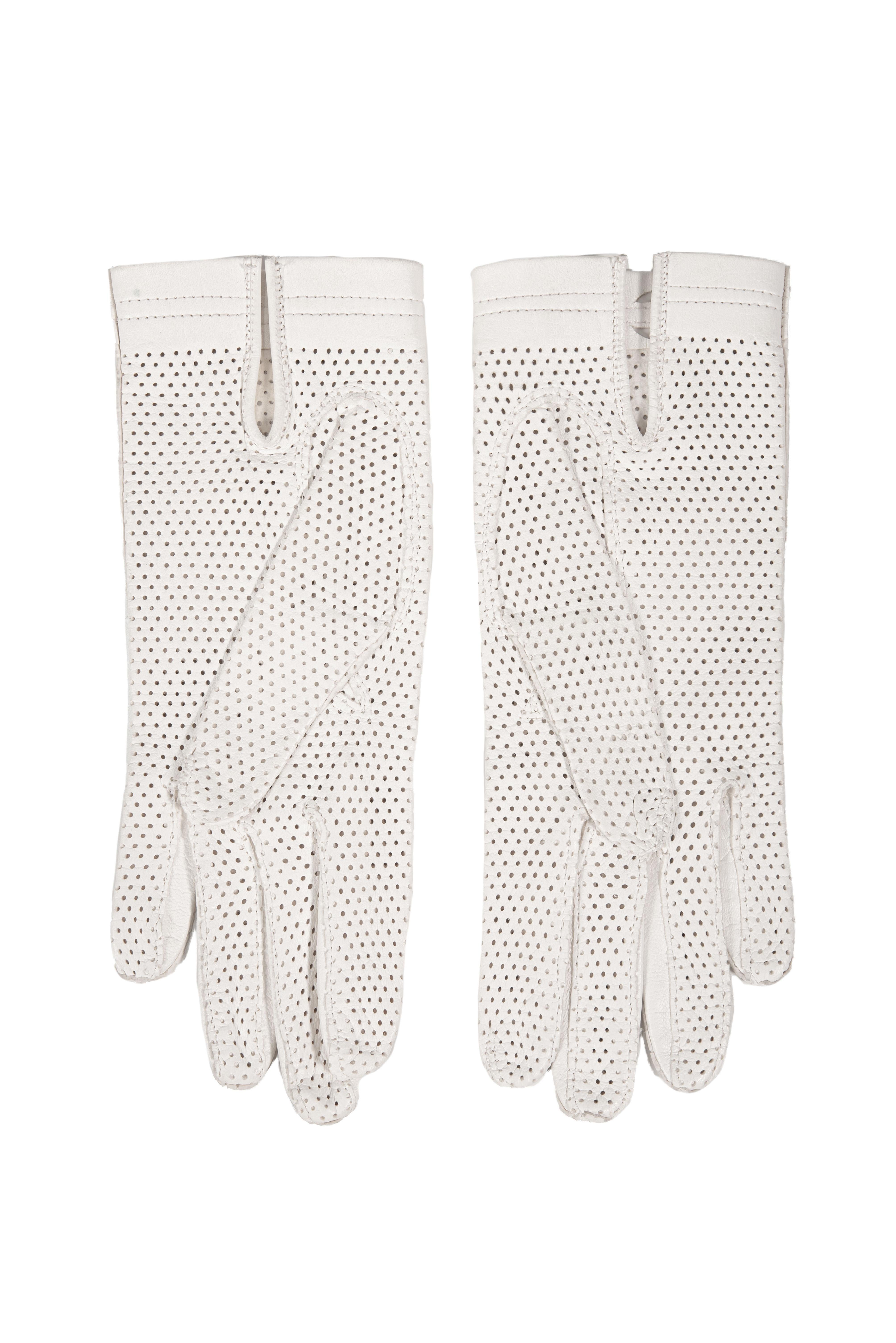 1960s Off-White Space Age Style Cut Out Detailing Perforated Leather Gloves In Excellent Condition For Sale In Munich, DE
