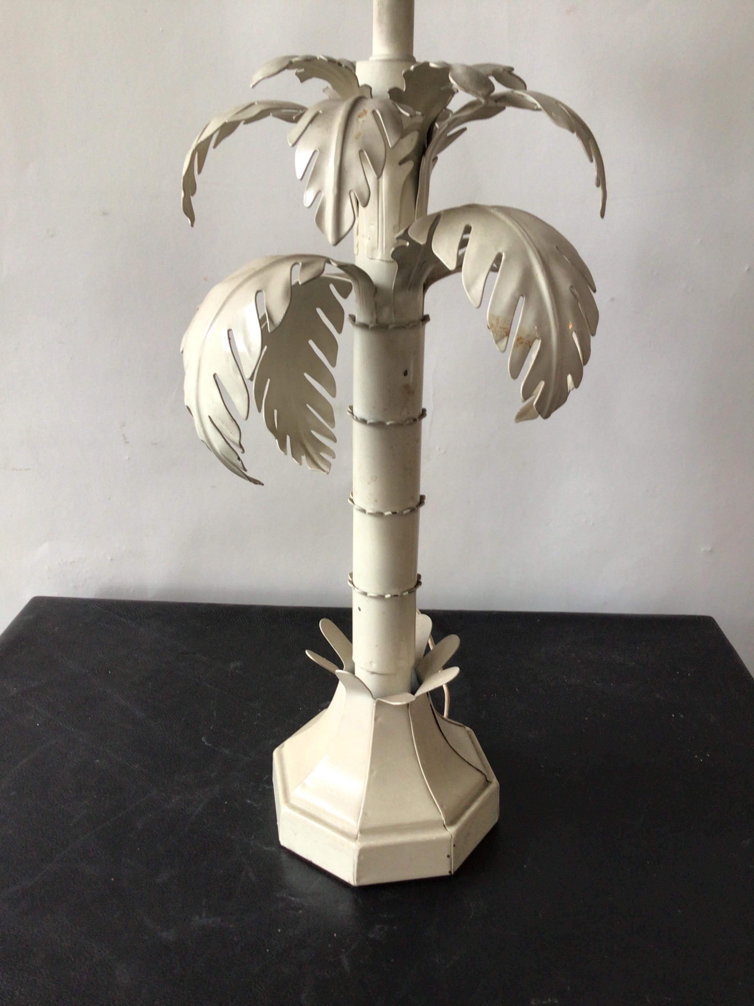 Milieu du XXe siècle Lampe de palmier en tôle blanche des années 1960 en vente