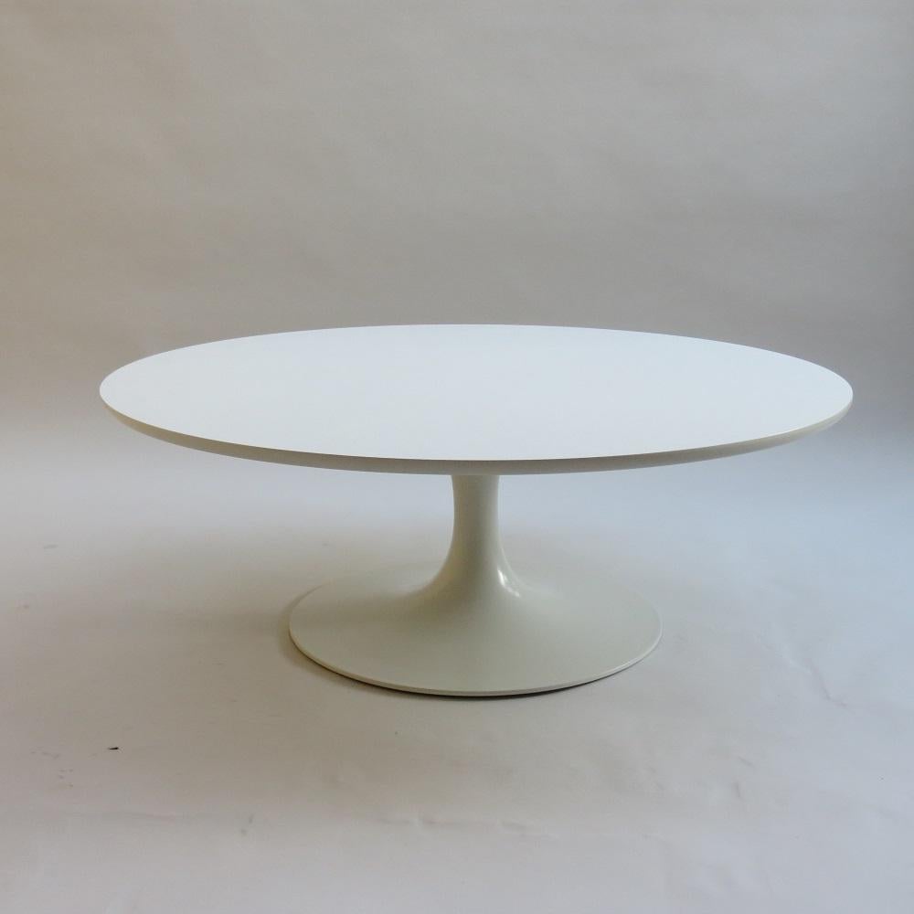 Tavolino da caffè a tulipano bianco, prodotto da Arkana, Bath UK e disegnato da Maurice Burke negli anni '60.

La base è stata rifinita professionalmente ed è in perfette condizioni, il piano presenta minimi segni di usura, un eccellente esempio di