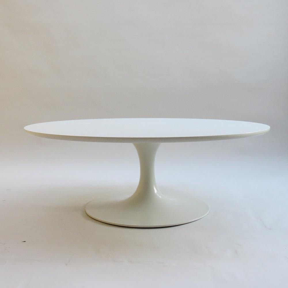 Mid-Century moderno Tavolino da caffè a tulipani bianchi del 1960 di Maurice Burke per Arkana 105 cm in vendita