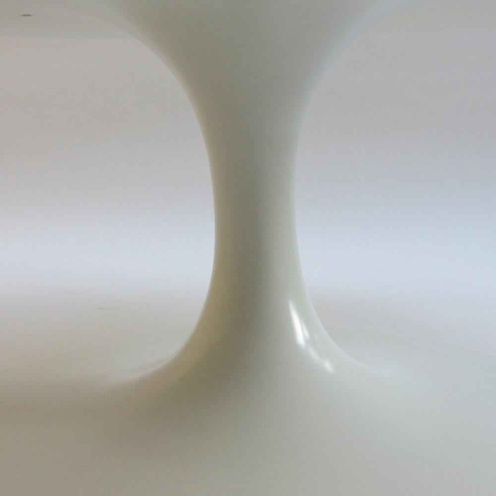 XX secolo Tavolino da caffè a tulipani bianchi del 1960 di Maurice Burke per Arkana 105 cm in vendita
