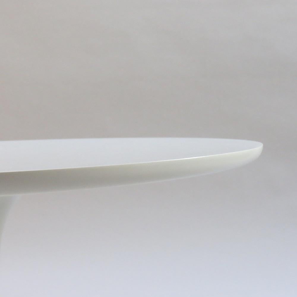 Mesa de centro tulipán blanca, fabricada por Arkana, Bath, Reino Unido, y diseñada por Maurice Burke en la década de 1960.
Base de aluminio fundido con recubrimiento de polvo y encimera de formica.
La base ha sido repintada profesionalmente y está