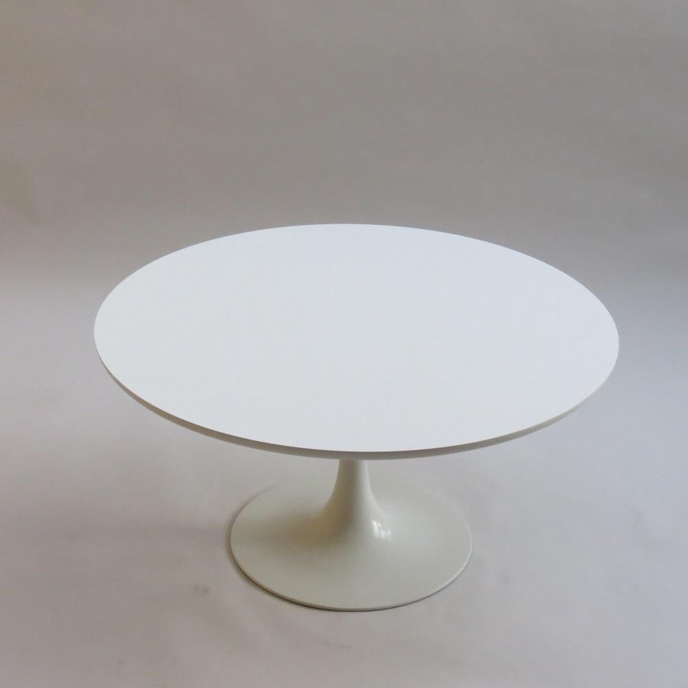 Mesa de centro Tulipán blanco de los años 60 por Maurice Burke para Arkana 75 Moderno de mediados de siglo en venta