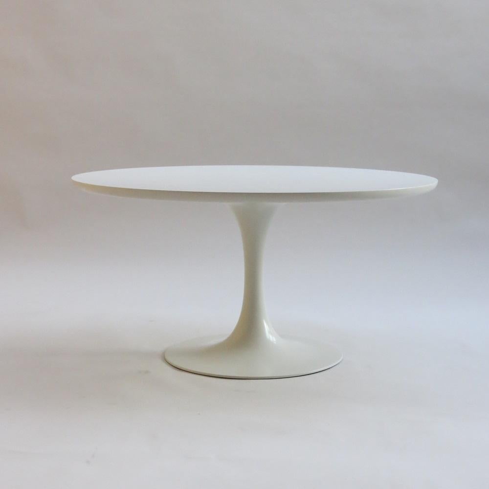 Mesa de centro Tulipán blanco de los años 60 por Maurice Burke para Arkana 75 Hecho a mano en venta