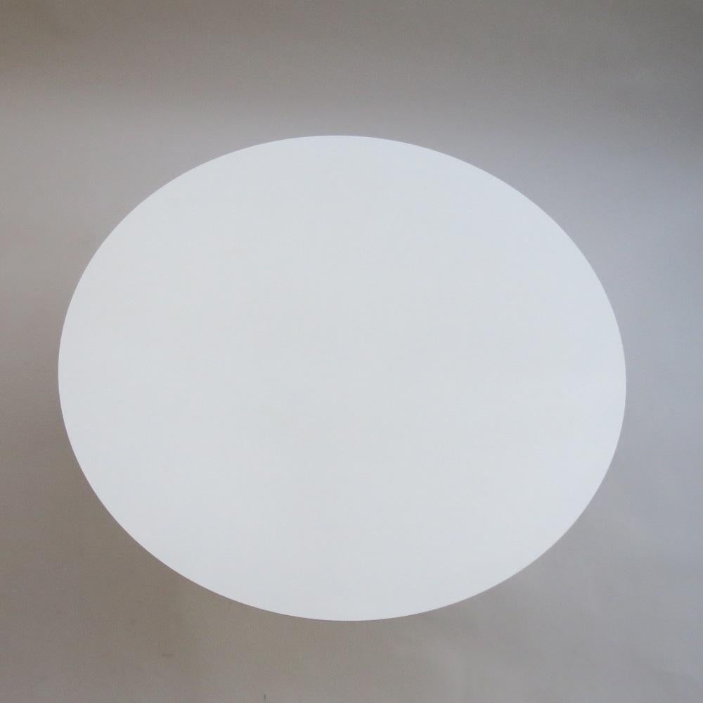 Mesa de centro Tulipán blanco de los años 60 por Maurice Burke para Arkana 75 Aluminio en venta