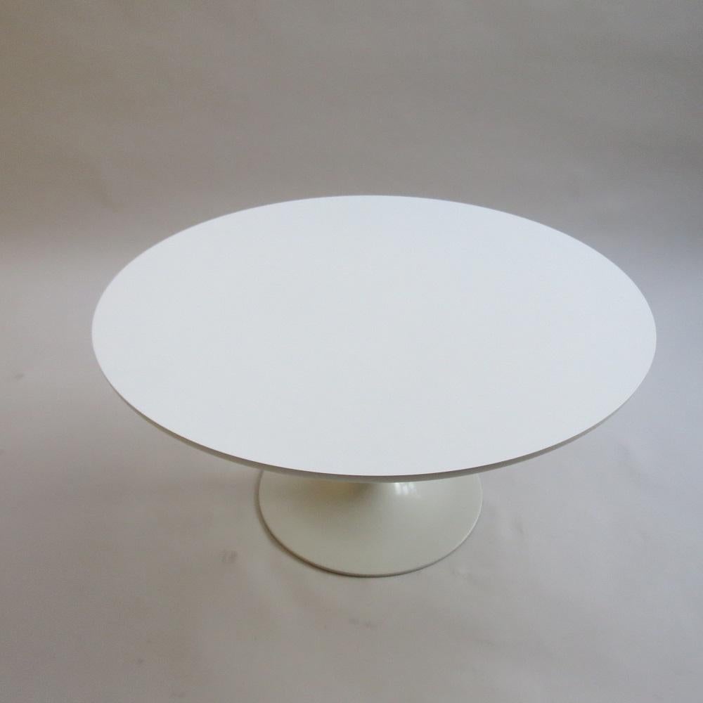 Mesa de centro Tulipán blanco de los años 60 por Maurice Burke para Arkana 75 en venta 1