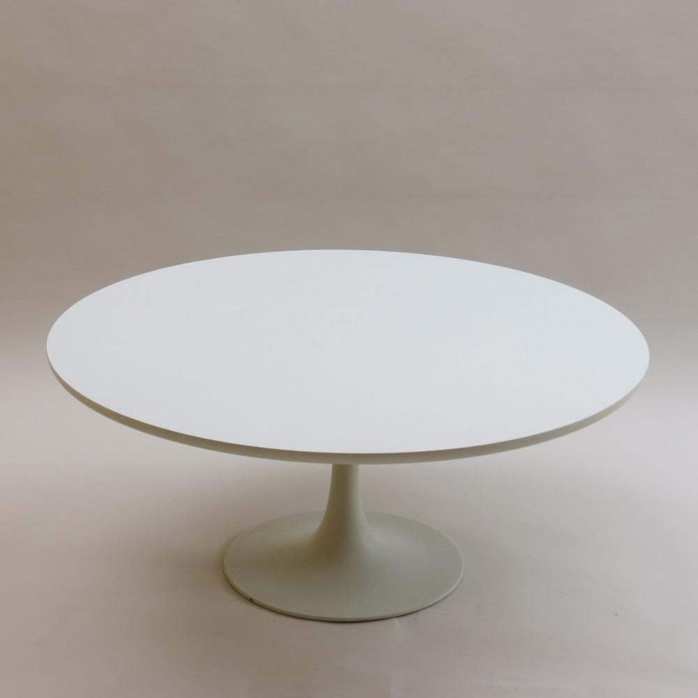 White tulip coffee table, manufactured by Arkana, Bath UK and designed by Maurice Burke in the 1960s.
Original powder coated cast aluminium base and formica top.

In very good condition.

ST1339 a.