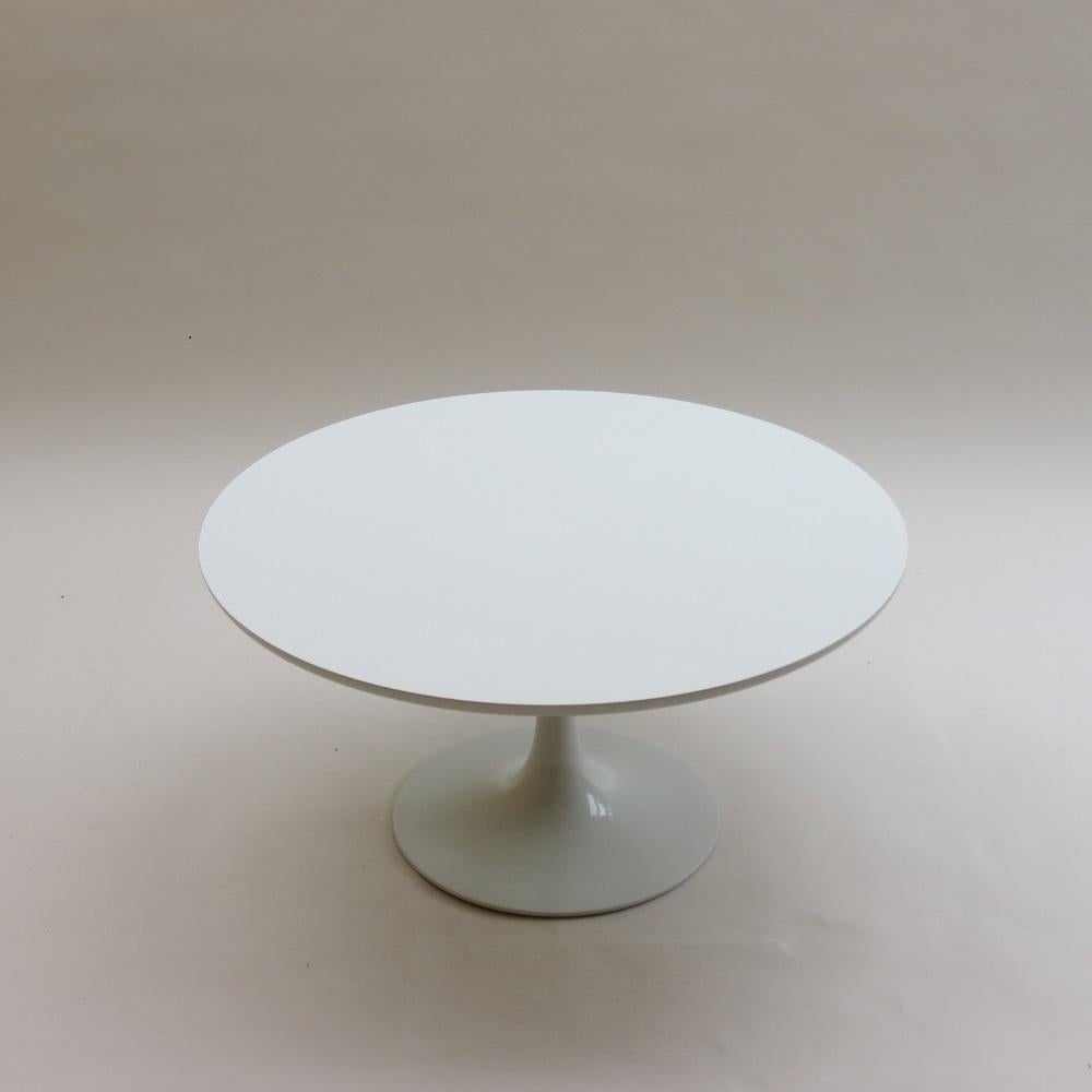 White tulip coffee table, manufactured by Arkana, Bath UK and designed by Maurice Burke in the 1960s.
Original powder coated cast aluminium base and Formica top.

In good vintage condition, minimal signs of wear

ST1339 b.